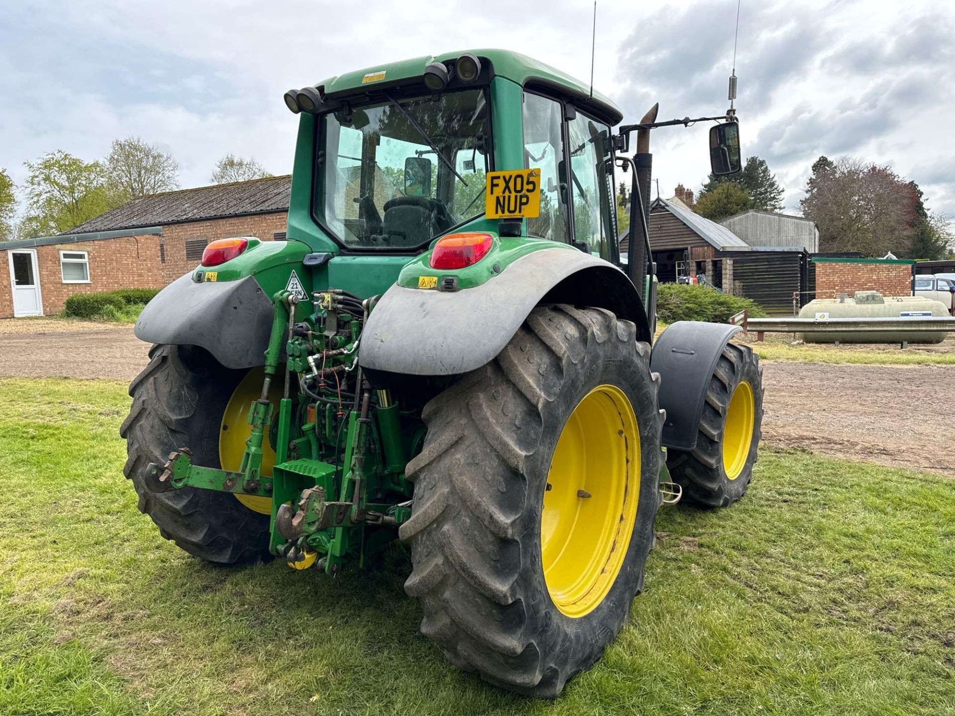 2005 John Deere 6920 4wd powerquad tractor with front linkage, 3 manual spools on 380/85R28 front an - Bild 6 aus 7