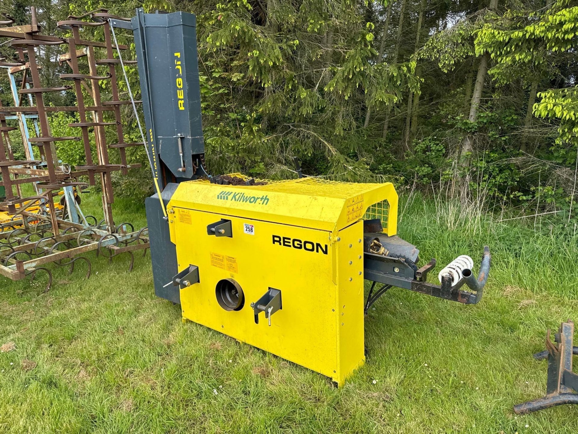 2014 Regon R1 firewood processor with 4 way splitting blade and additional 6 way, new on farm 2018. - Image 2 of 3