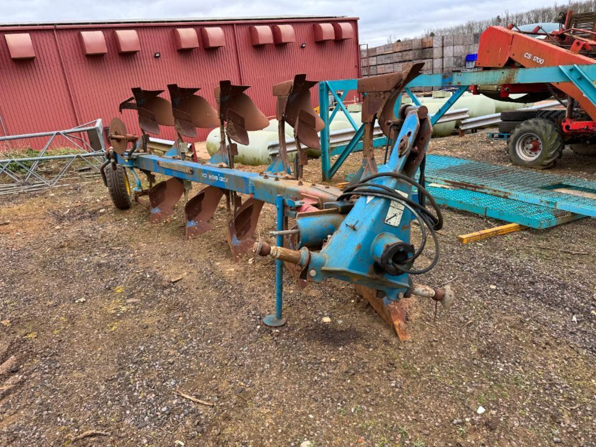 Overum CX590F 5f reversible plough with skimmers, hydraulic vari-width. Serial No: 96 264201 - Image 6 of 9