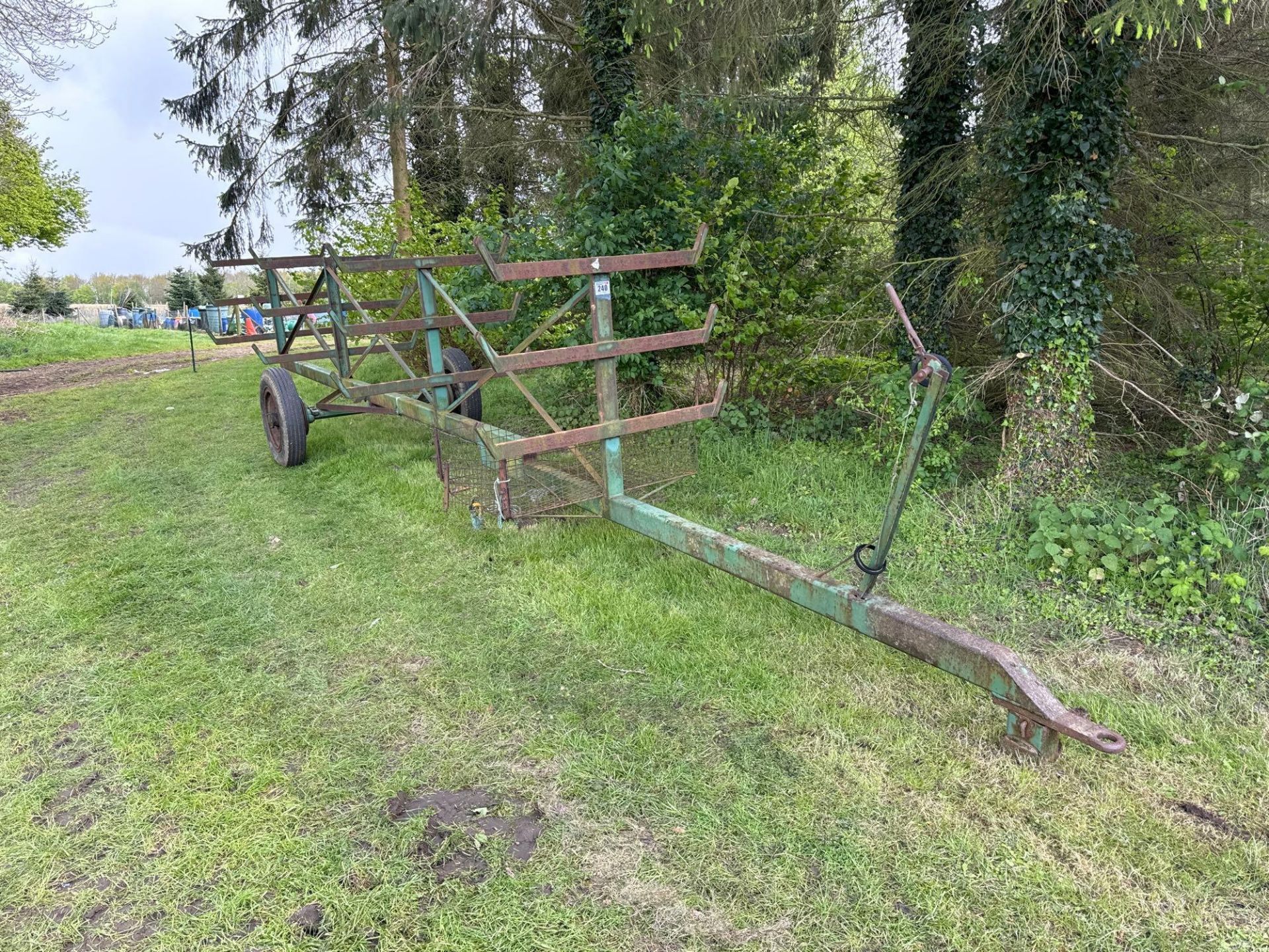 Pipe carrier trailer