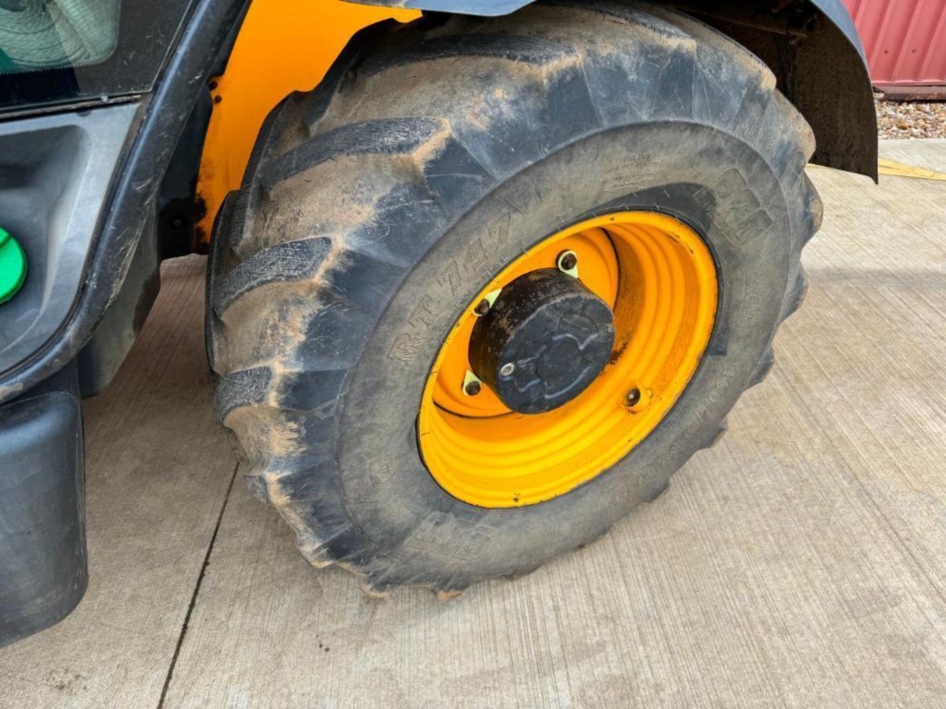 2008 JCB 531-70 Agri-Super Loadall with Q-fit headstock, air conditioned cab and pallet tines on Mic - Image 9 of 16