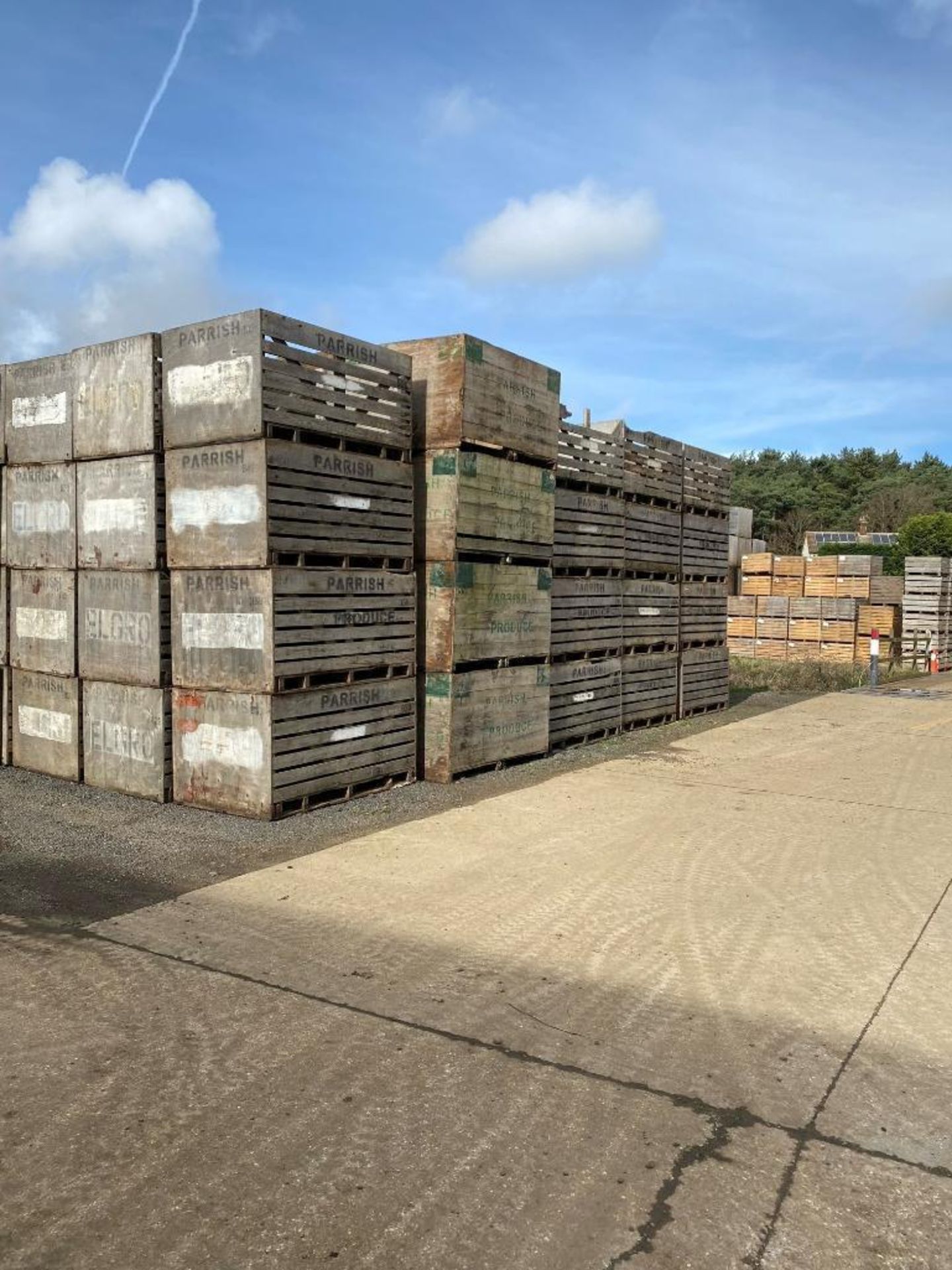 c.85No Potato boxes 1.82m x 1.2m x 1m Please Note: boxes to be loaded from the front of the stack on - Bild 2 aus 5