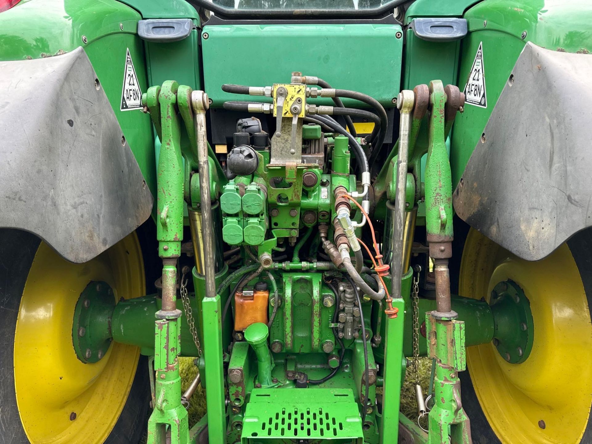 2005 John Deere 6920 4wd powerquad tractor with front linkage, 3 manual spools on 380/85R28 front an - Image 5 of 7