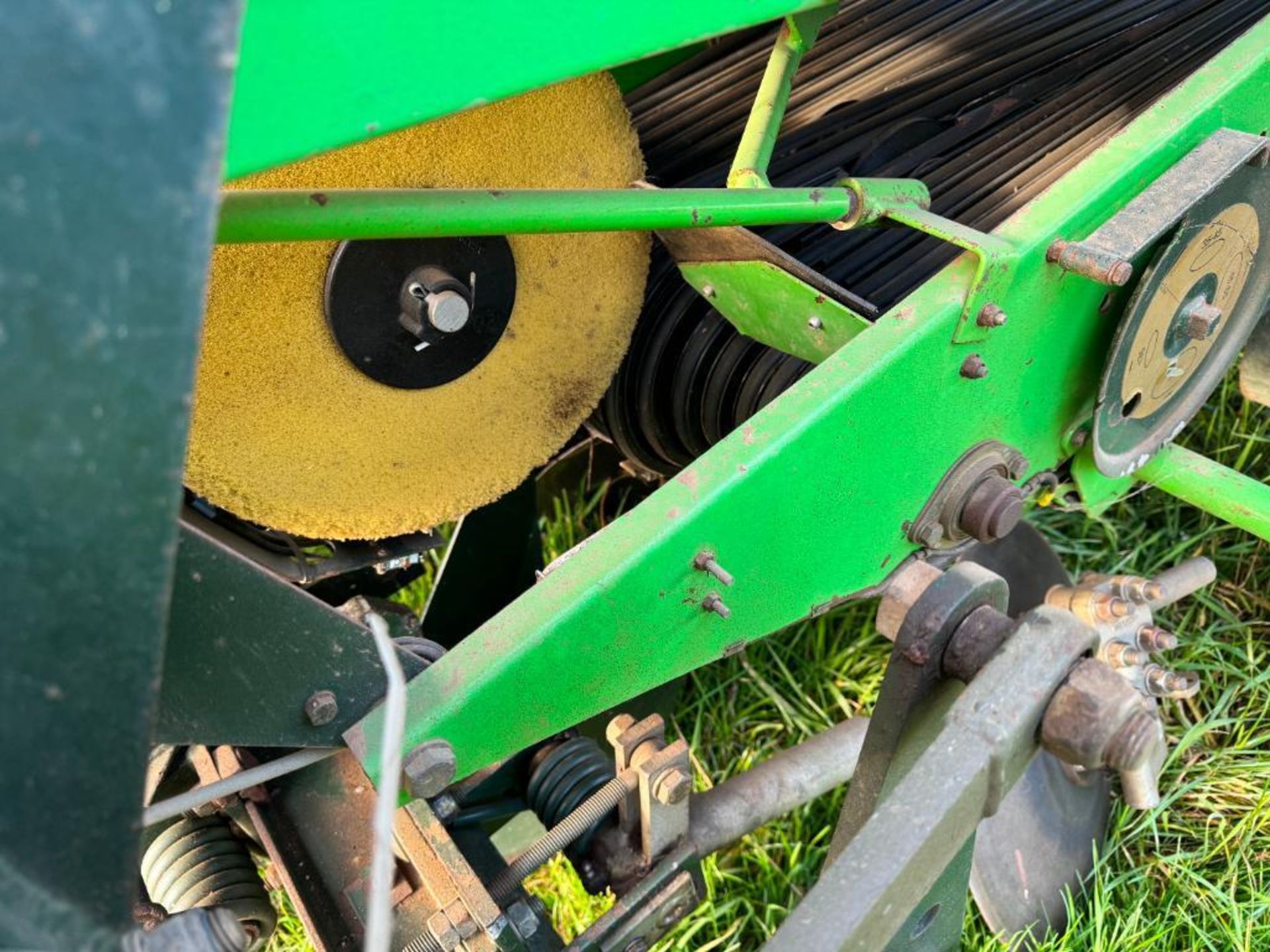 Miedema Structural 20 2row belt potato planter, linkage mounted NB: Control box and manual in office - Image 15 of 21