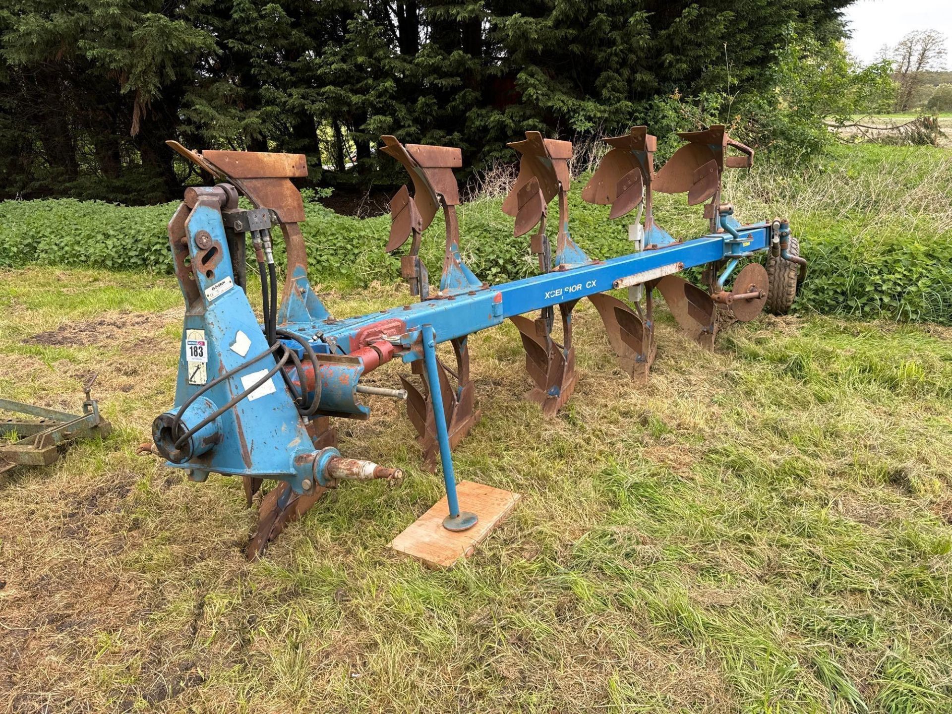 Overum CX590F 5f reversible plough with skimmers, hydraulic vari-width. Serial No: 96 264201 - Image 2 of 9