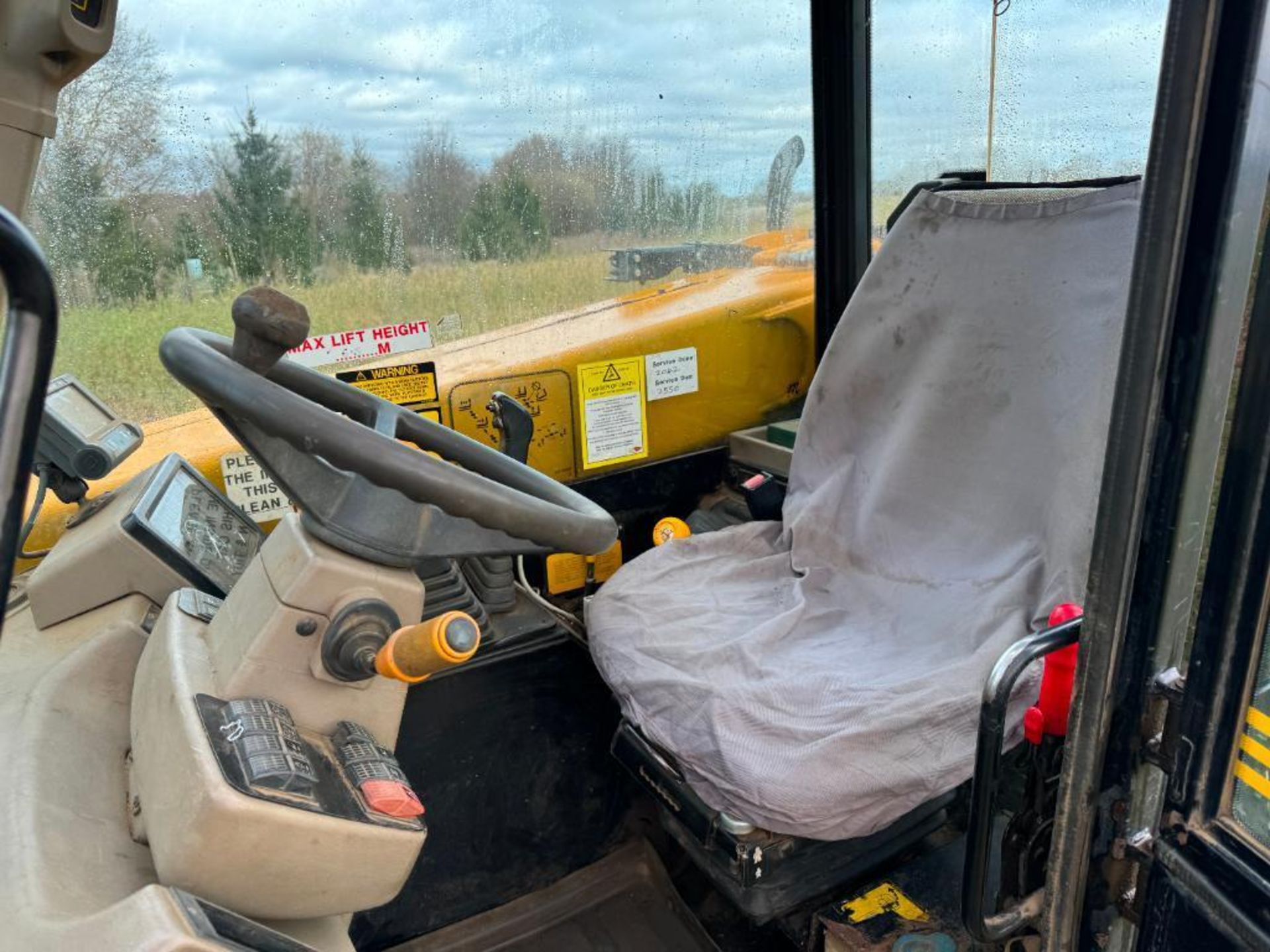 2002 JCB 526S Farm Special Loadall with Q-fit headstock and pallet tines, air conditioned cab and PU - Image 9 of 20