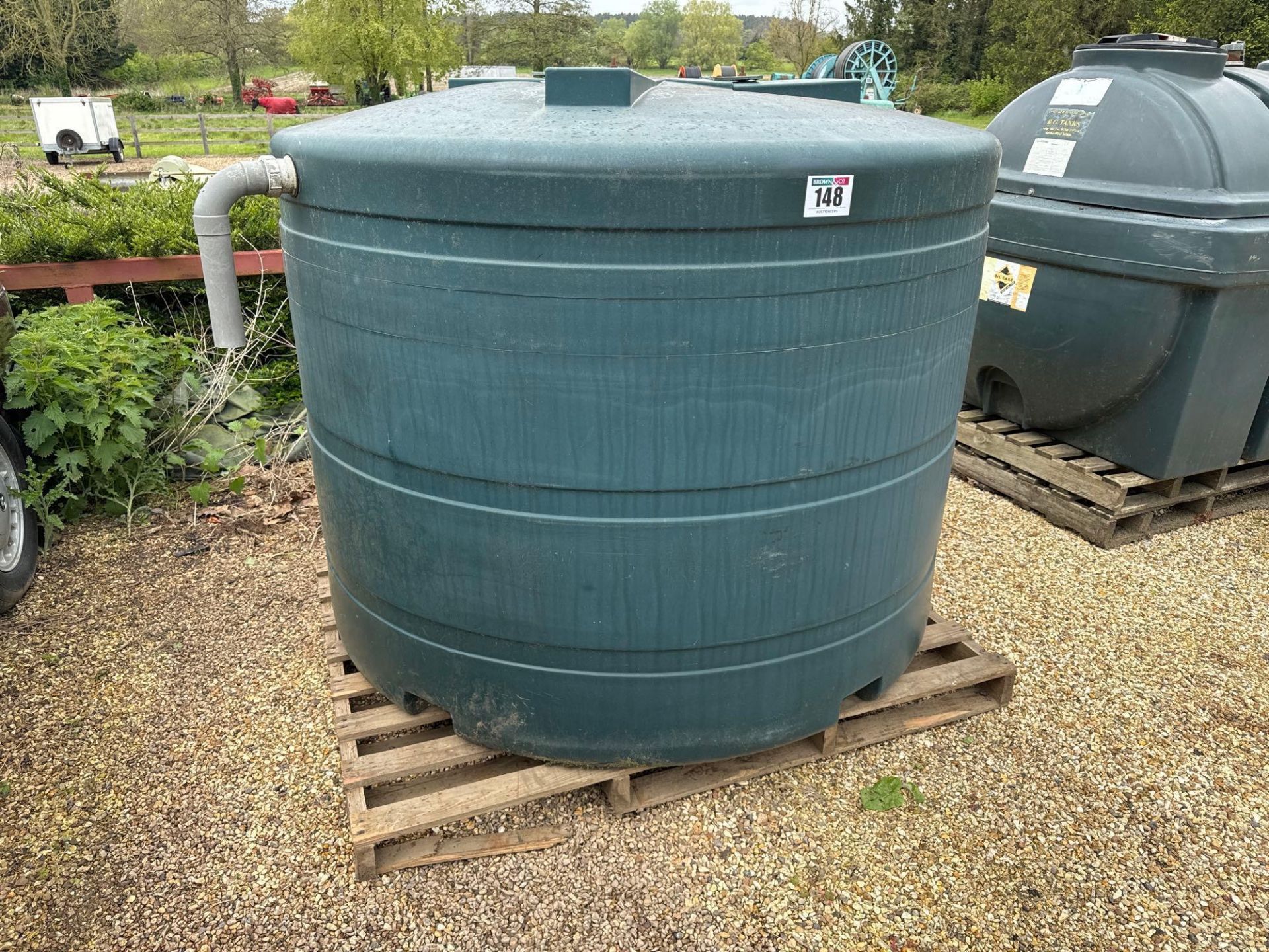 2,000l spray water tank