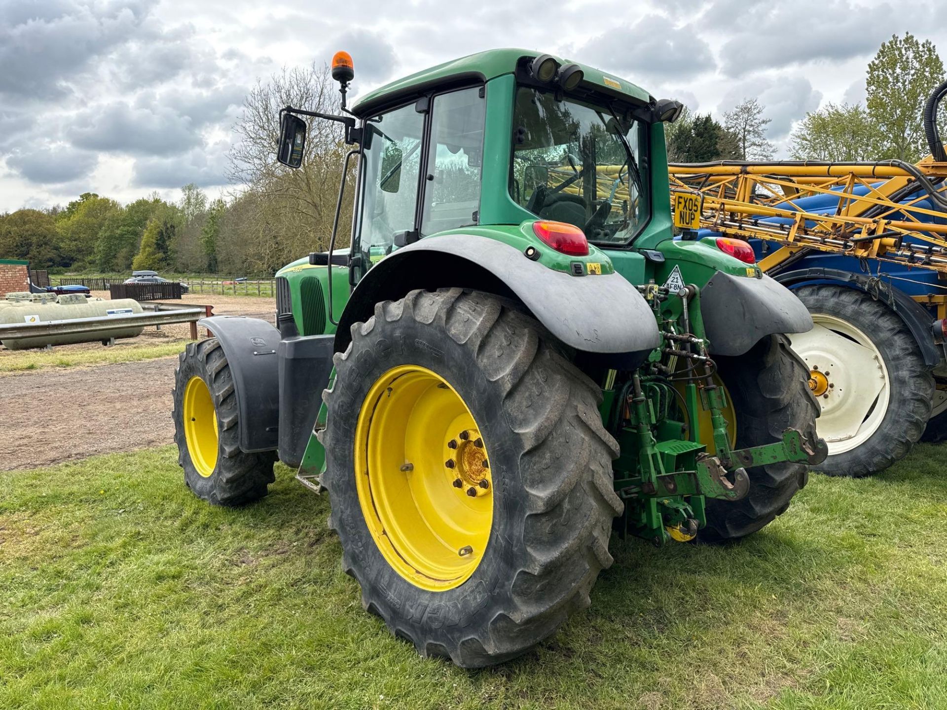 2005 John Deere 6920 4wd powerquad tractor with front linkage, 3 manual spools on 380/85R28 front an - Bild 2 aus 7