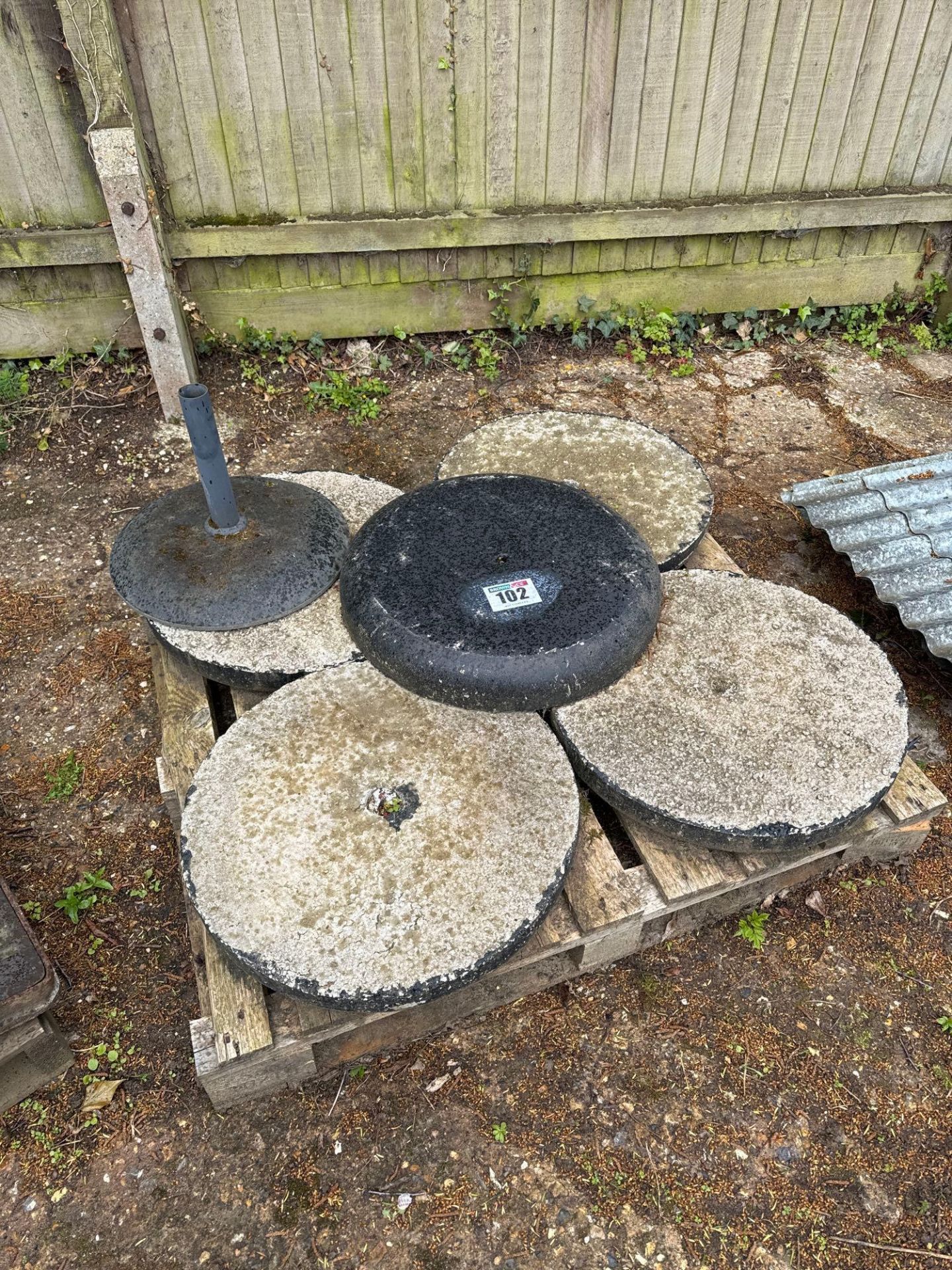 Quantity concrete weights - Image 2 of 2