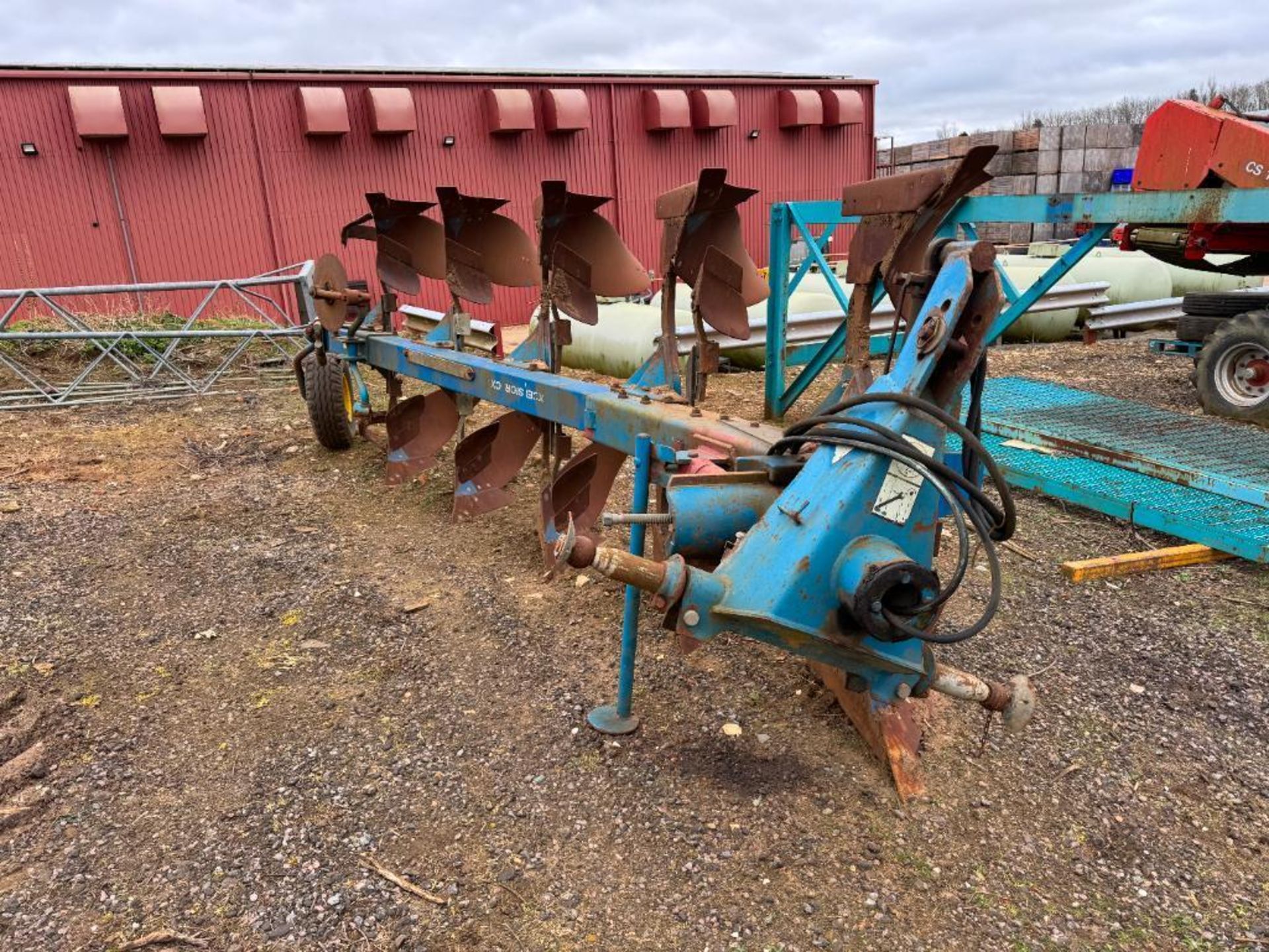 Overum CX590F 5f reversible plough with skimmers, hydraulic vari-width. Serial No: 96 264201 - Image 3 of 9