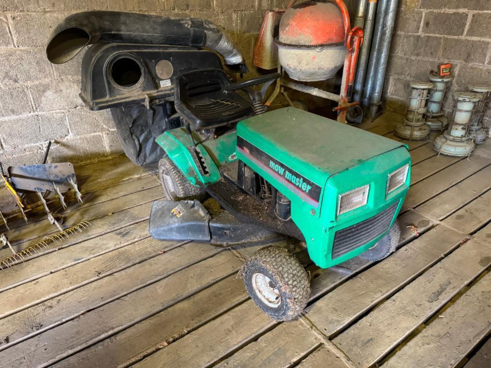 Mowmaster 11hp ride on petrol lawn mower with 30" deck, side discharge and grass collector NB: Manua - Image 3 of 3