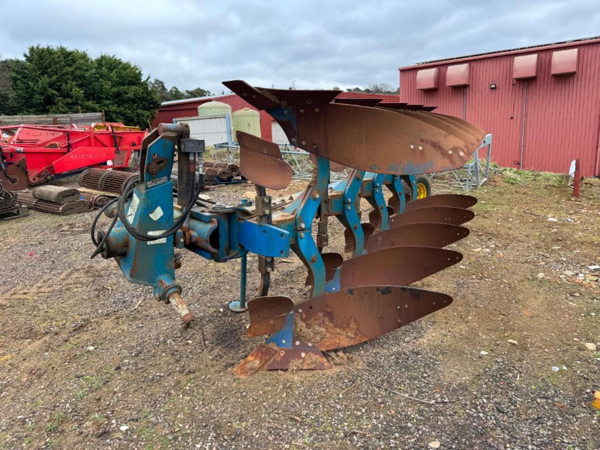 Overum CX590F 5f reversible plough with skimmers, hydraulic vari-width. Serial No: 96 264201 - Image 4 of 9