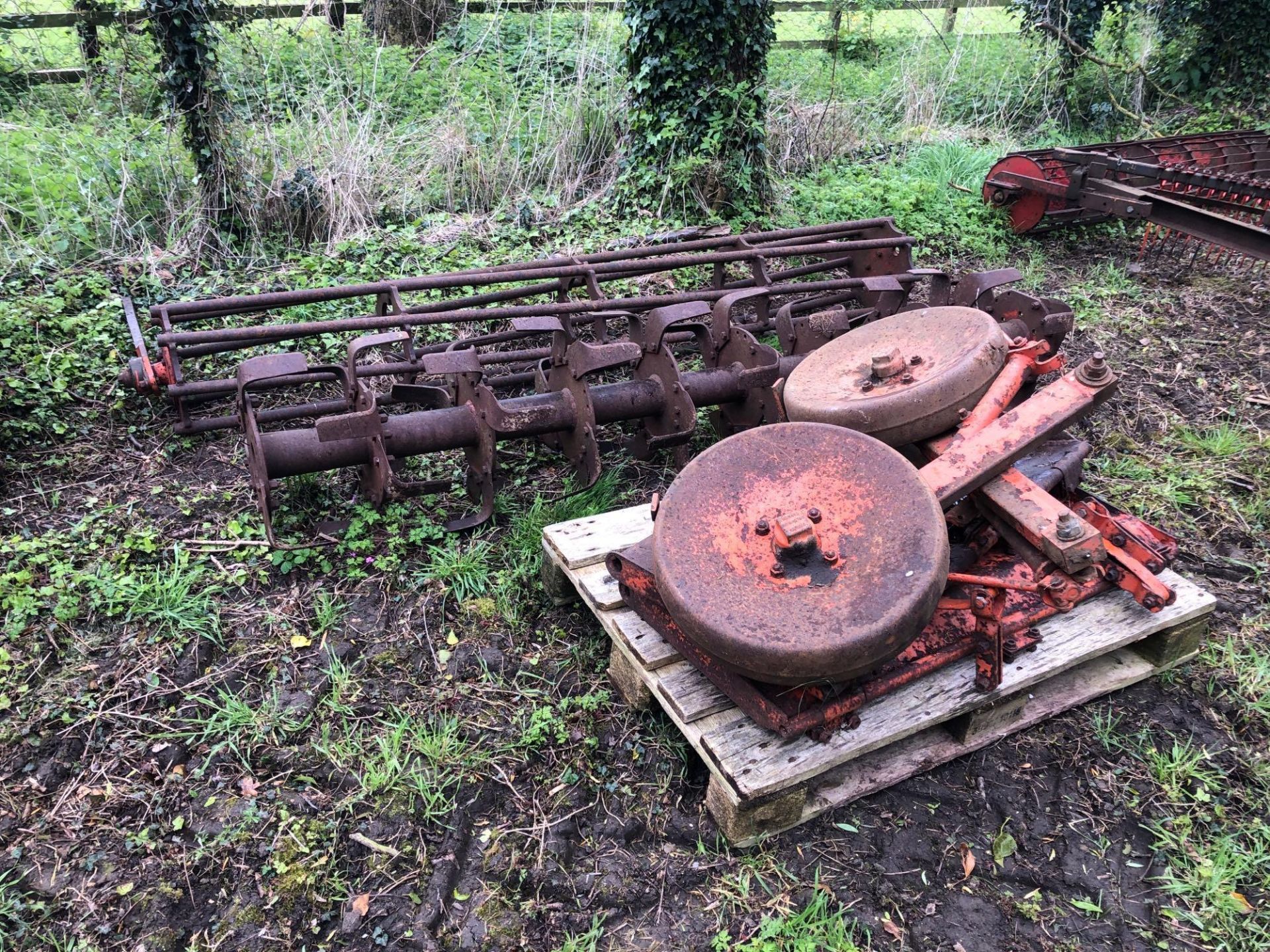 Howard Selectatilth 8ft Spikerator with rear crumbler c/w spare rotovator L blade rotor with depth w - Image 5 of 5