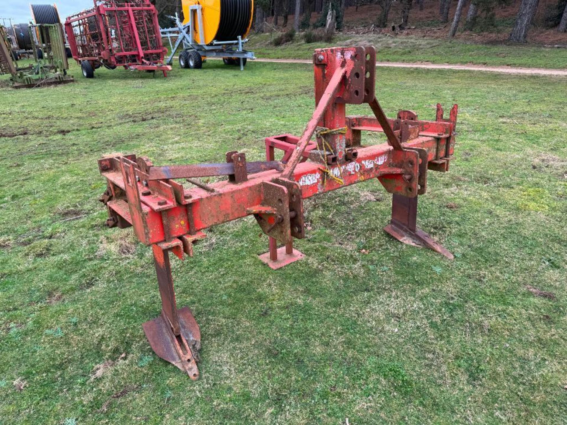 Low disturbance twin leg subsoiler with bout markers, linkage mounted - Bild 2 aus 3