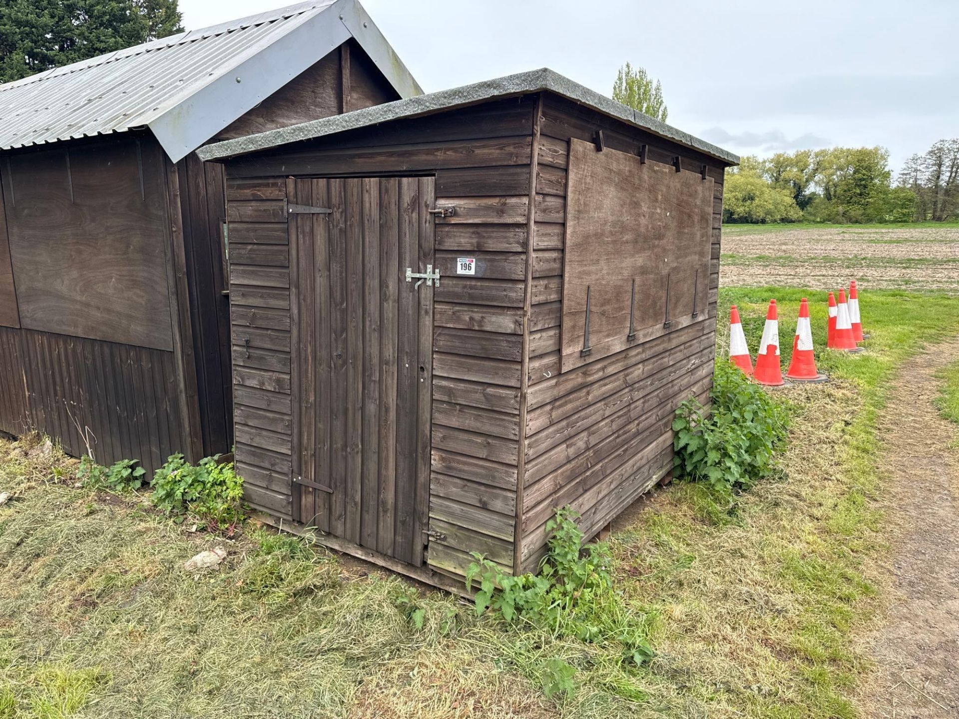 Wooden shed 10ft x 6ft with forklift lifiting chanels adapted for office with fold down hatch and in - Bild 3 aus 4