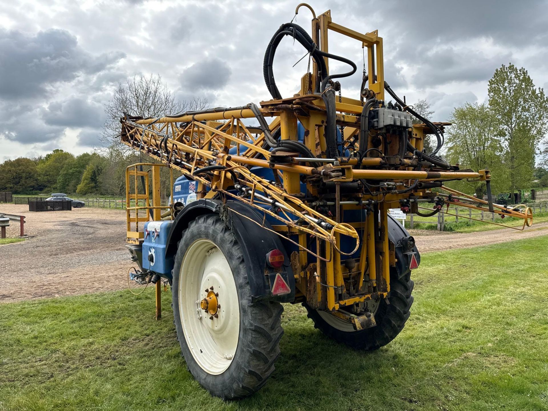 2004 Anglia Sprayers Knight 24m trailed sprayer with 3000l tank, steering drawbar, PTO driven. Seria - Image 2 of 4