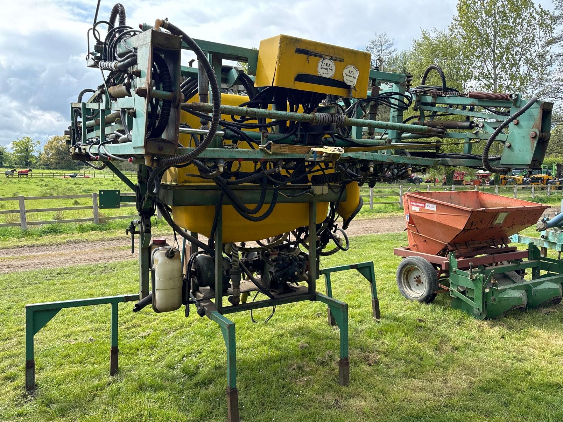 Cleanacres Airflow 18m mounted sprayer with hydraulic lift arms and booms 1000l spray tank with indu - Image 5 of 5