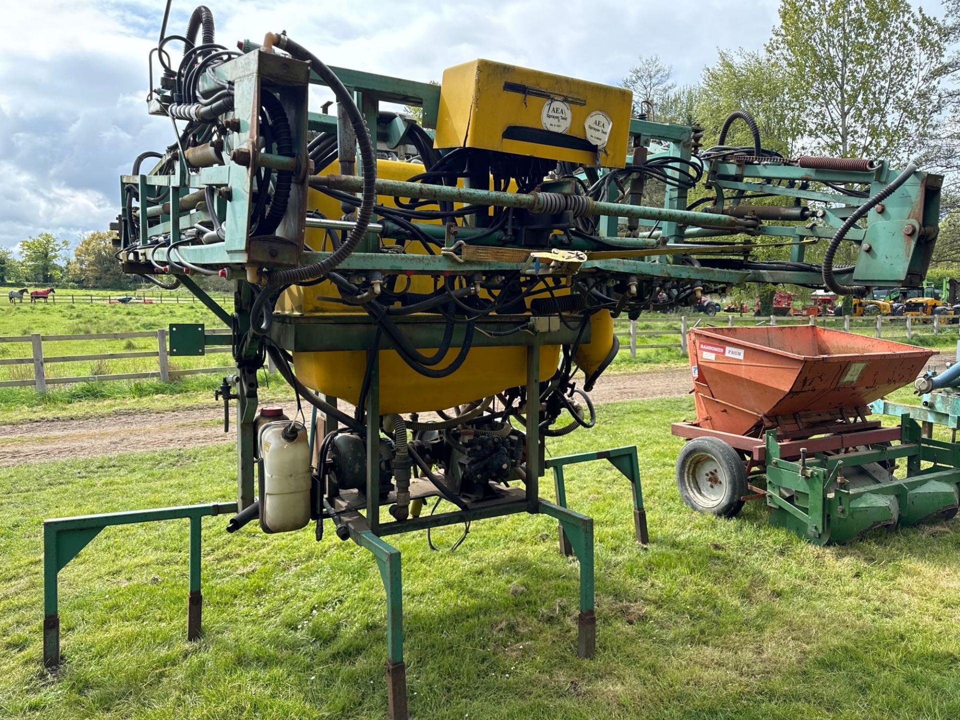 Cleanacres Airflow 18m mounted sprayer with hydraulic lift arms and booms 1000l spray tank with indu - Bild 5 aus 5