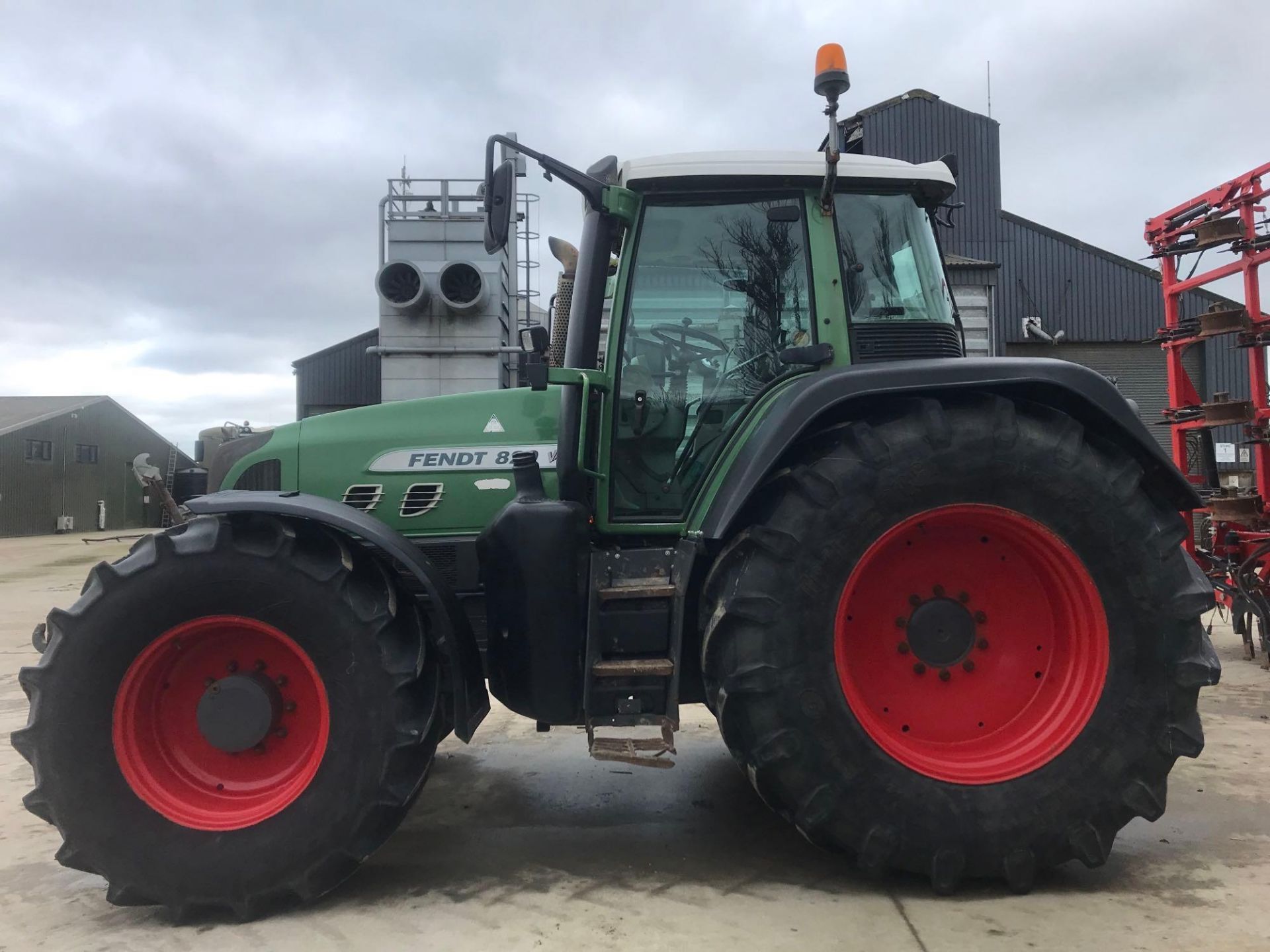 2010 Fendt 820 Vario TMS tractor, 4wd, front linkage, 4No spool valves, Bill Bennett pick up hitch. - Image 5 of 21