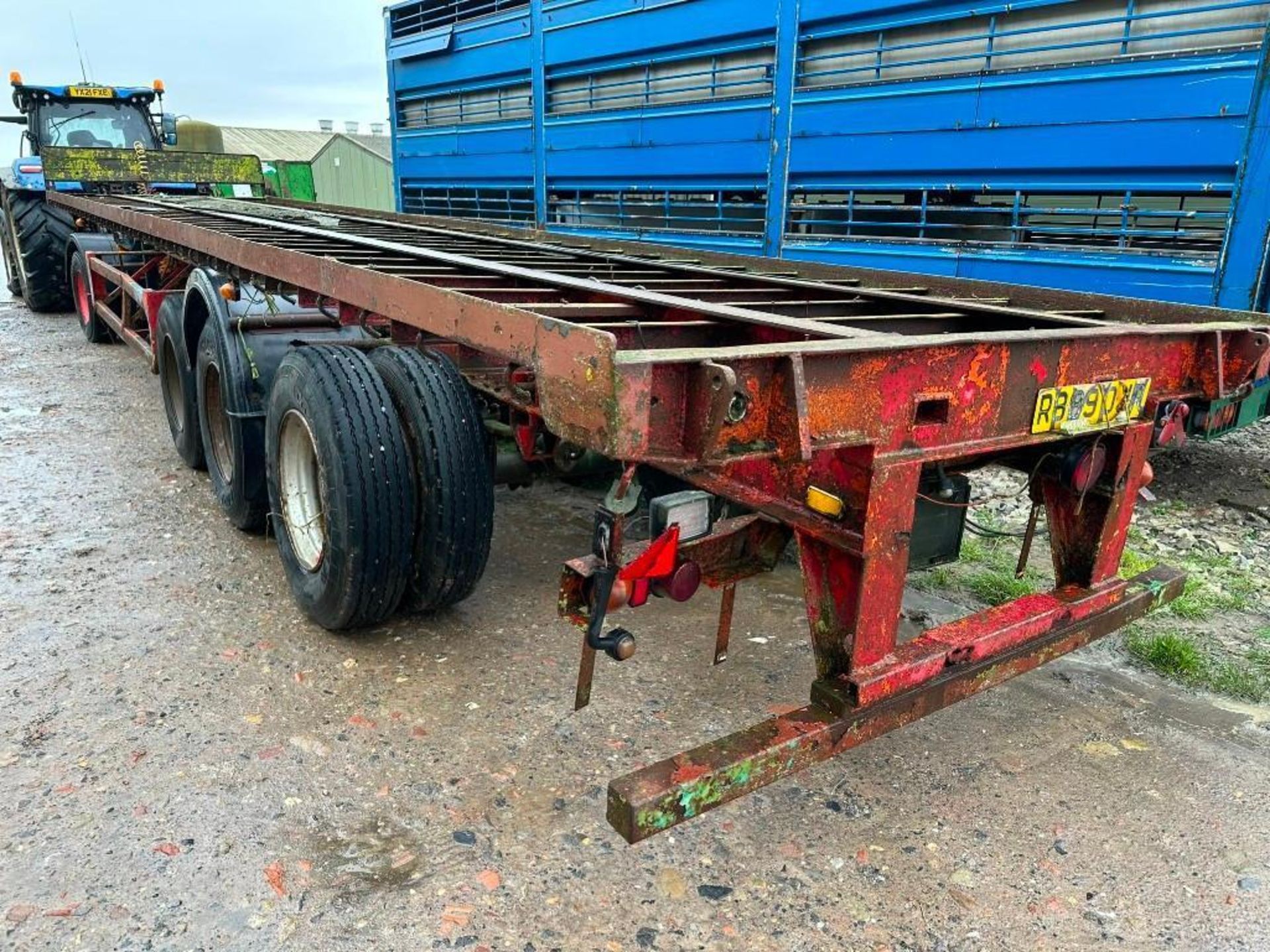 Tri-axle bale trailer (no floor) c/w dolly - Image 9 of 10