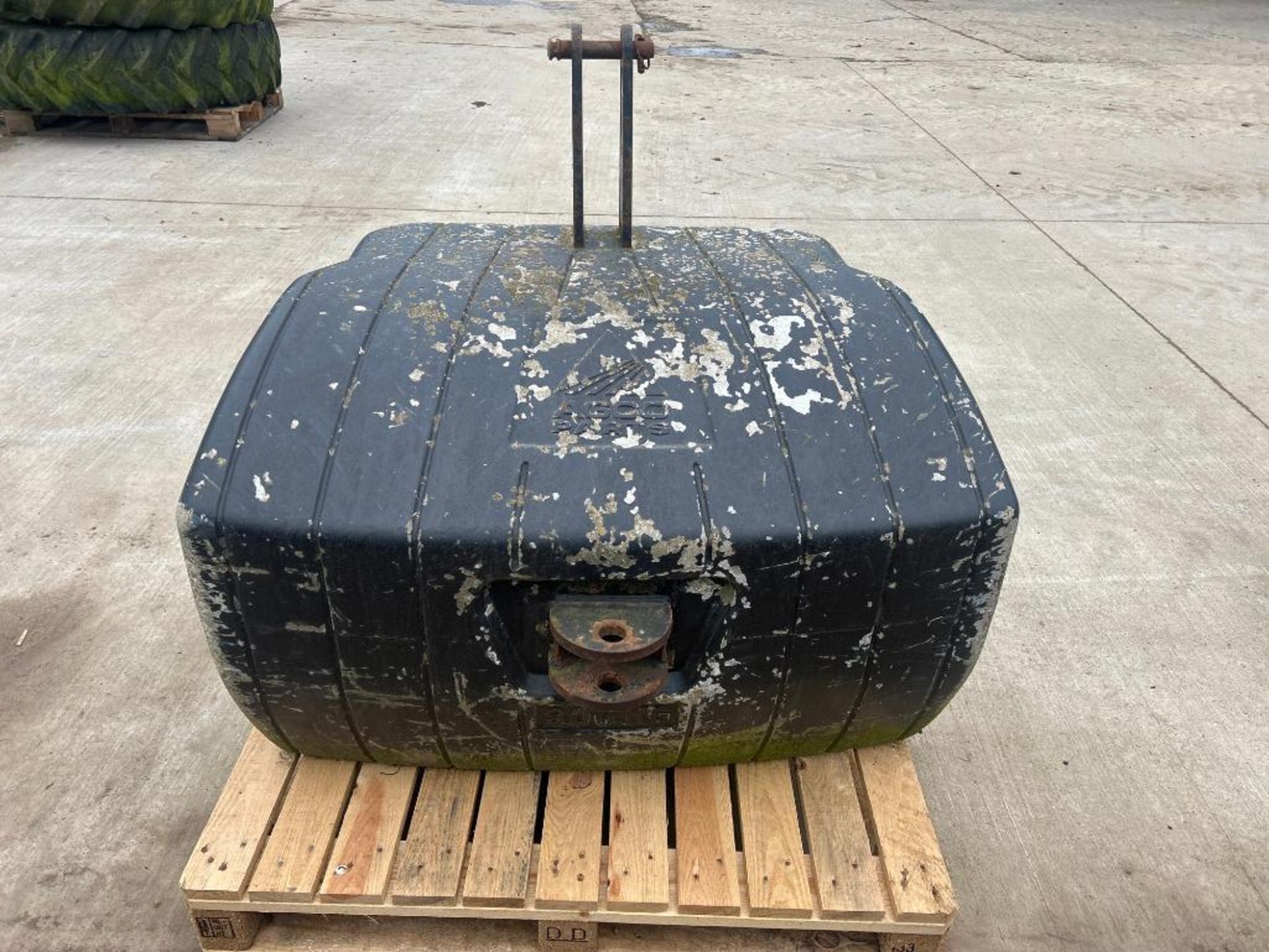 AGCO 900kg concrete weight block - Image 2 of 2
