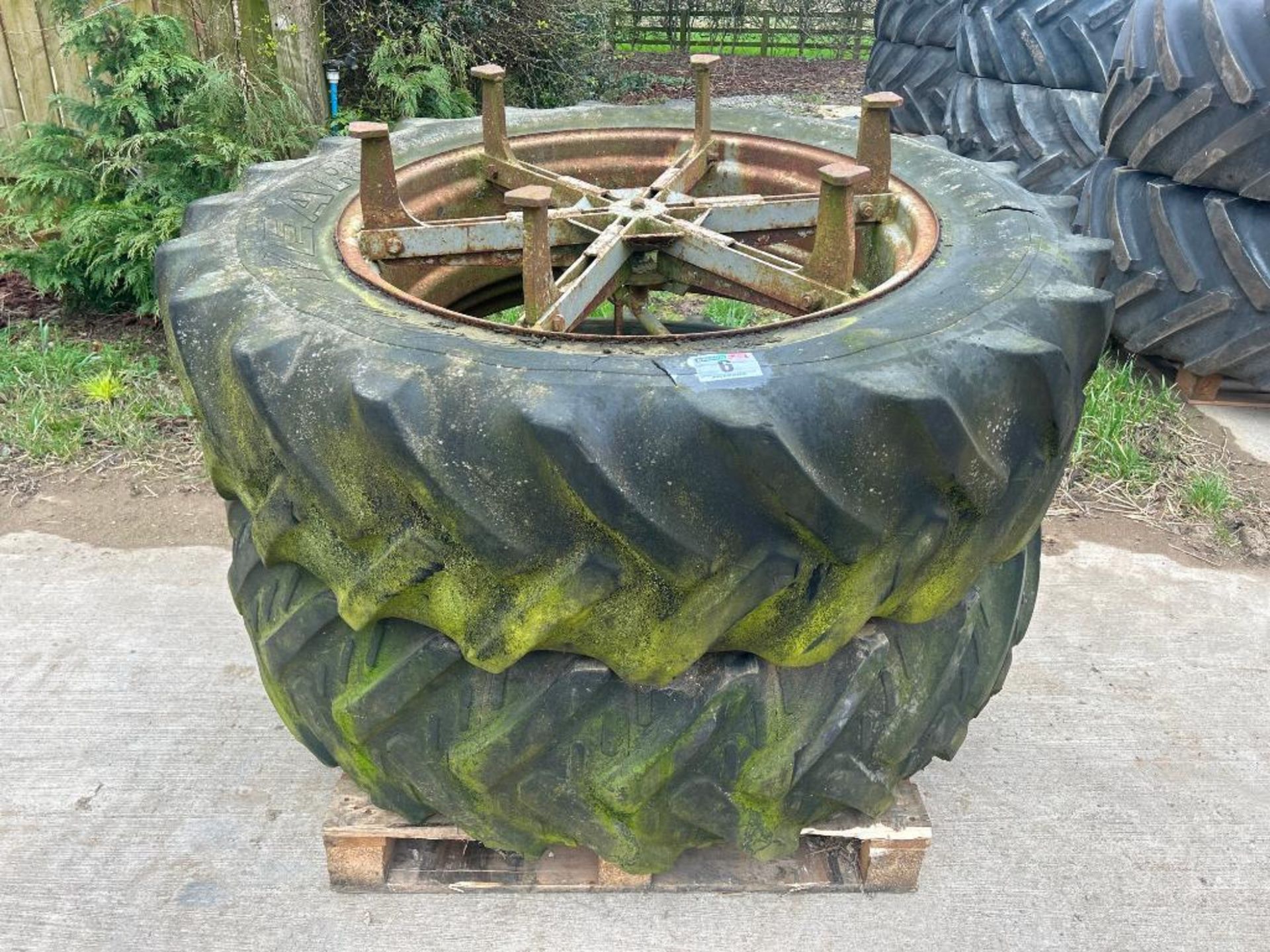 Pair of star dual wheels and tyres