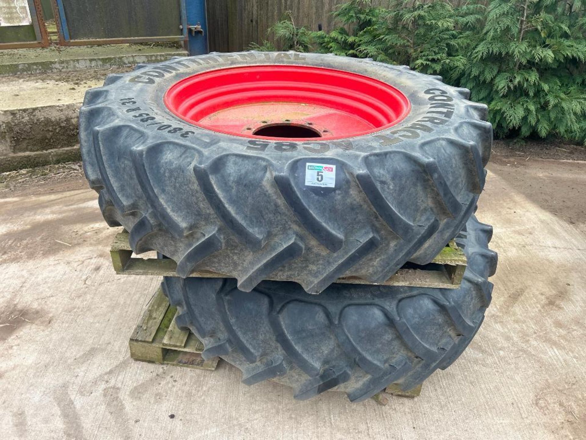 Set of 380/85R34 front and 18.4R46 rear wheels and tyres to fit Fendt 820 and 724. - Image 2 of 5
