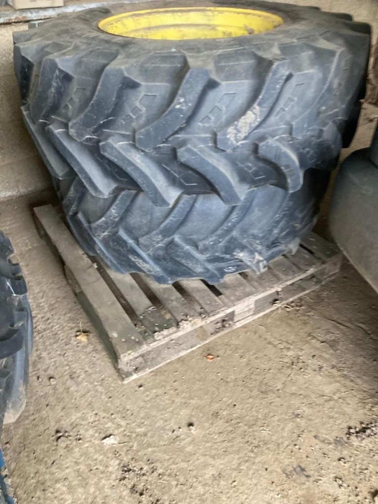 John Deere Wheels & Tyres - 420/88R24 and 460/85R38 - (Lincolnshire) - Bild 2 aus 7