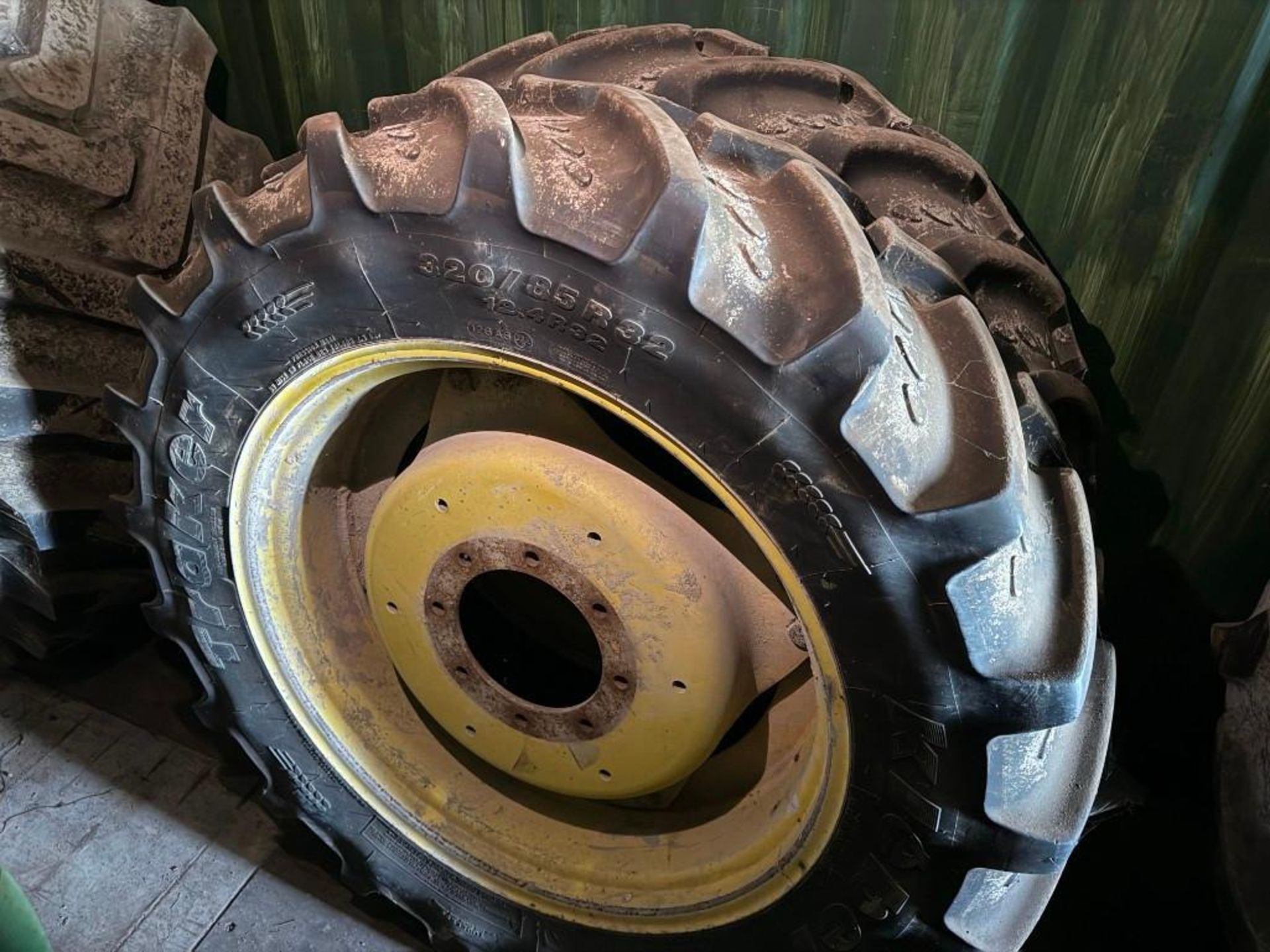 John Deere Row Crop Wheels and Tyres - 320/85R32 and 340/85R48 - (Suffolk) - Bild 2 aus 2