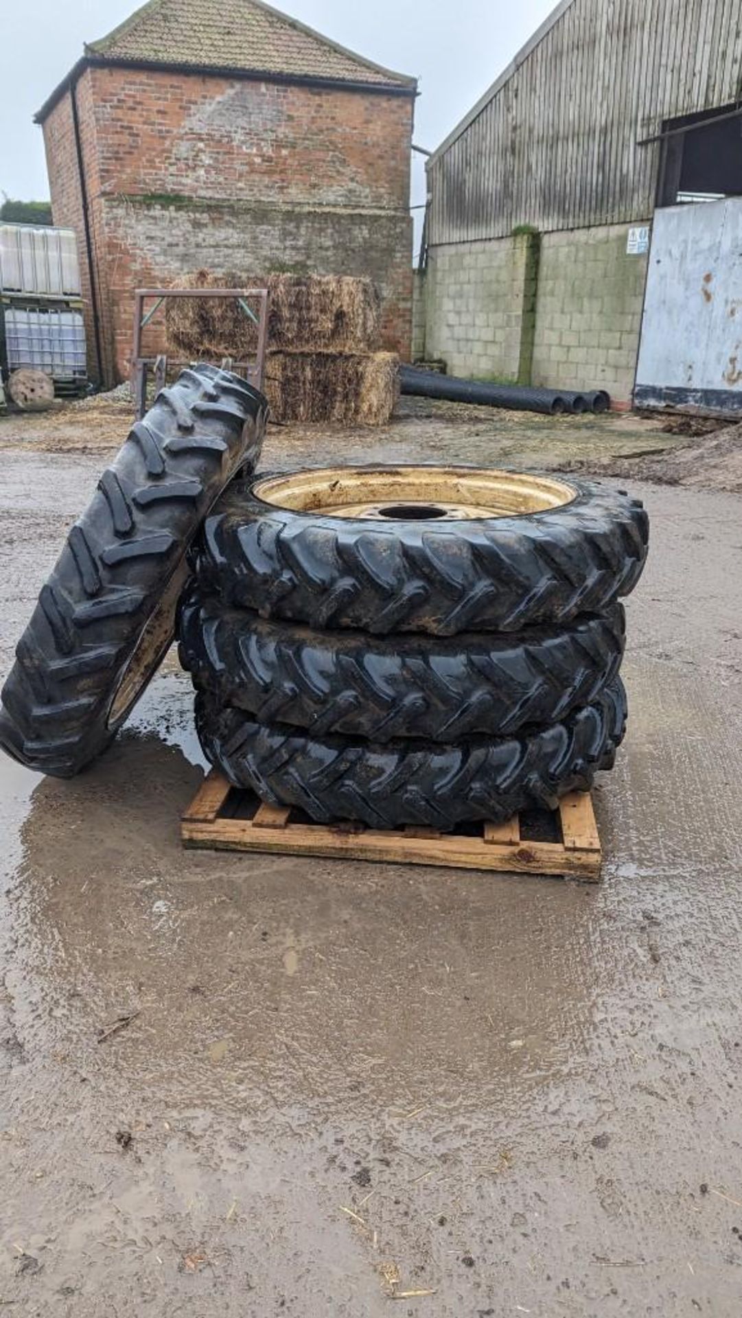 Row Crop Wheels and Tyres - 11.2-38 and 270/95R38 - (Yorkshire) - Bild 2 aus 3