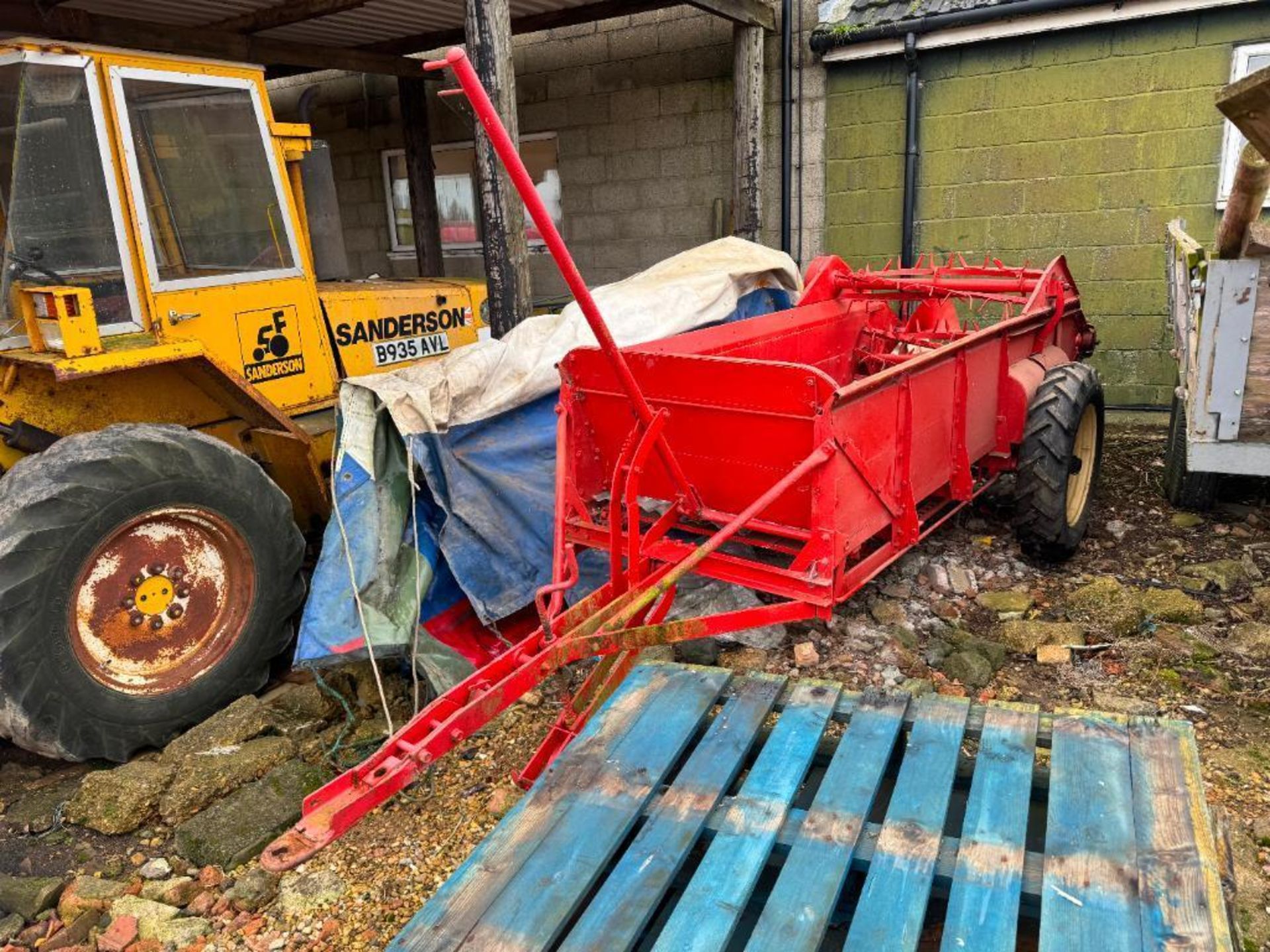 Massey Ferguson 712 rear discharge manure spreader single axle on 7.50-20 wheels and tyres. Serial N - Image 5 of 11