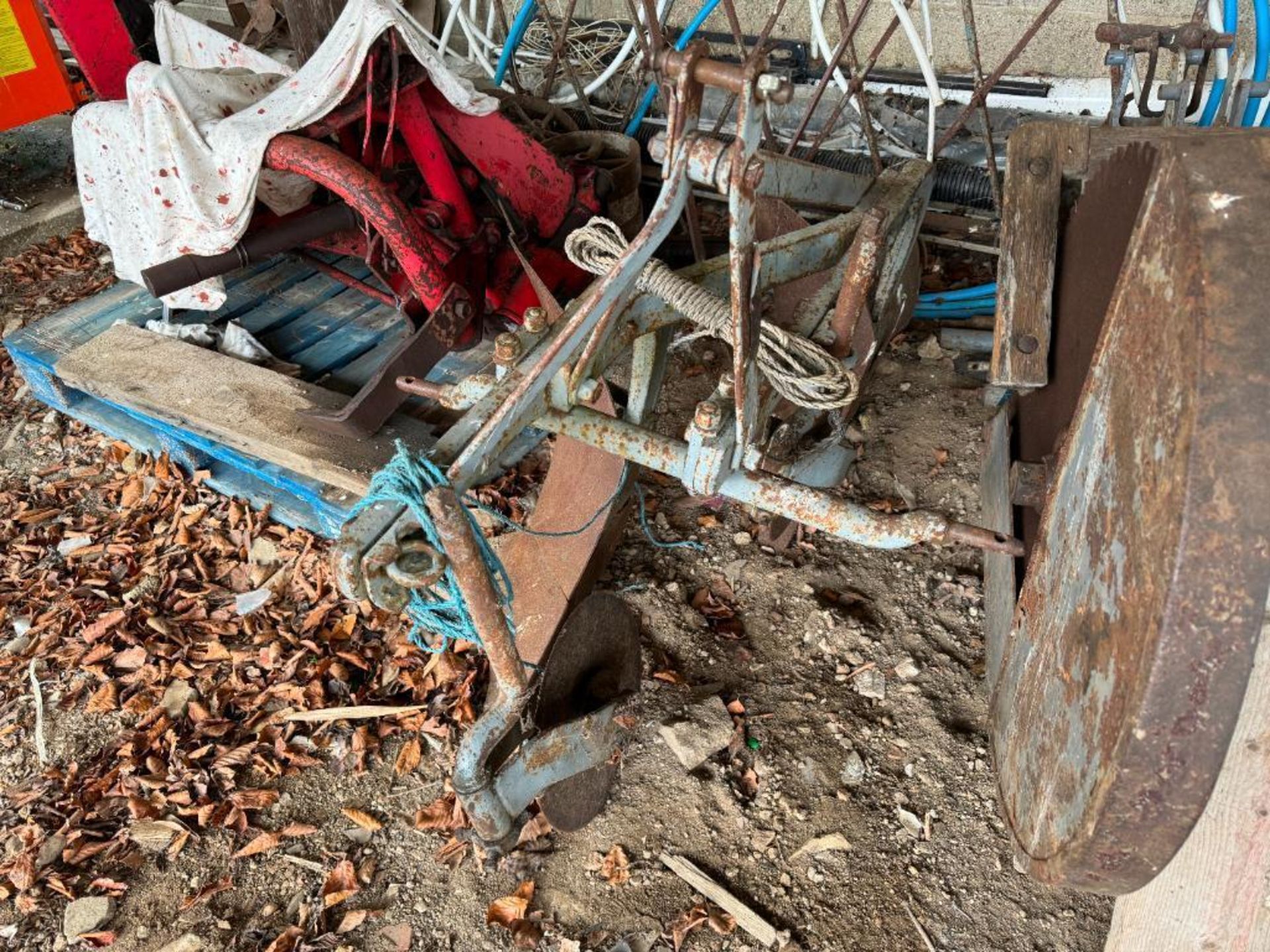 Ferguson 2 furrow conventional plough, linkage mounted - Image 2 of 3