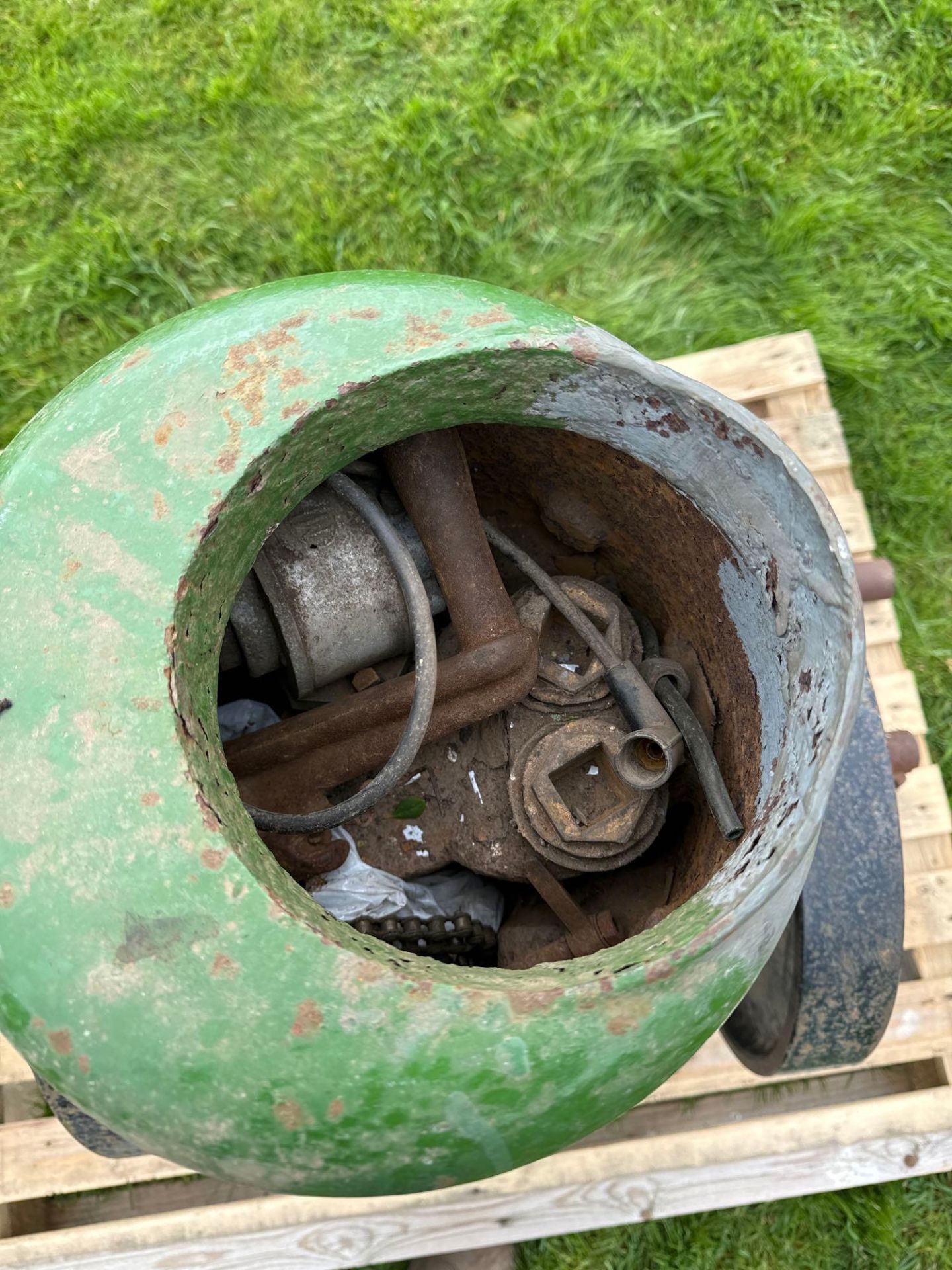 Lister Junior petrol stationary engine. Serial No: 3891DH7 NB: Starting handle in office - Image 3 of 3