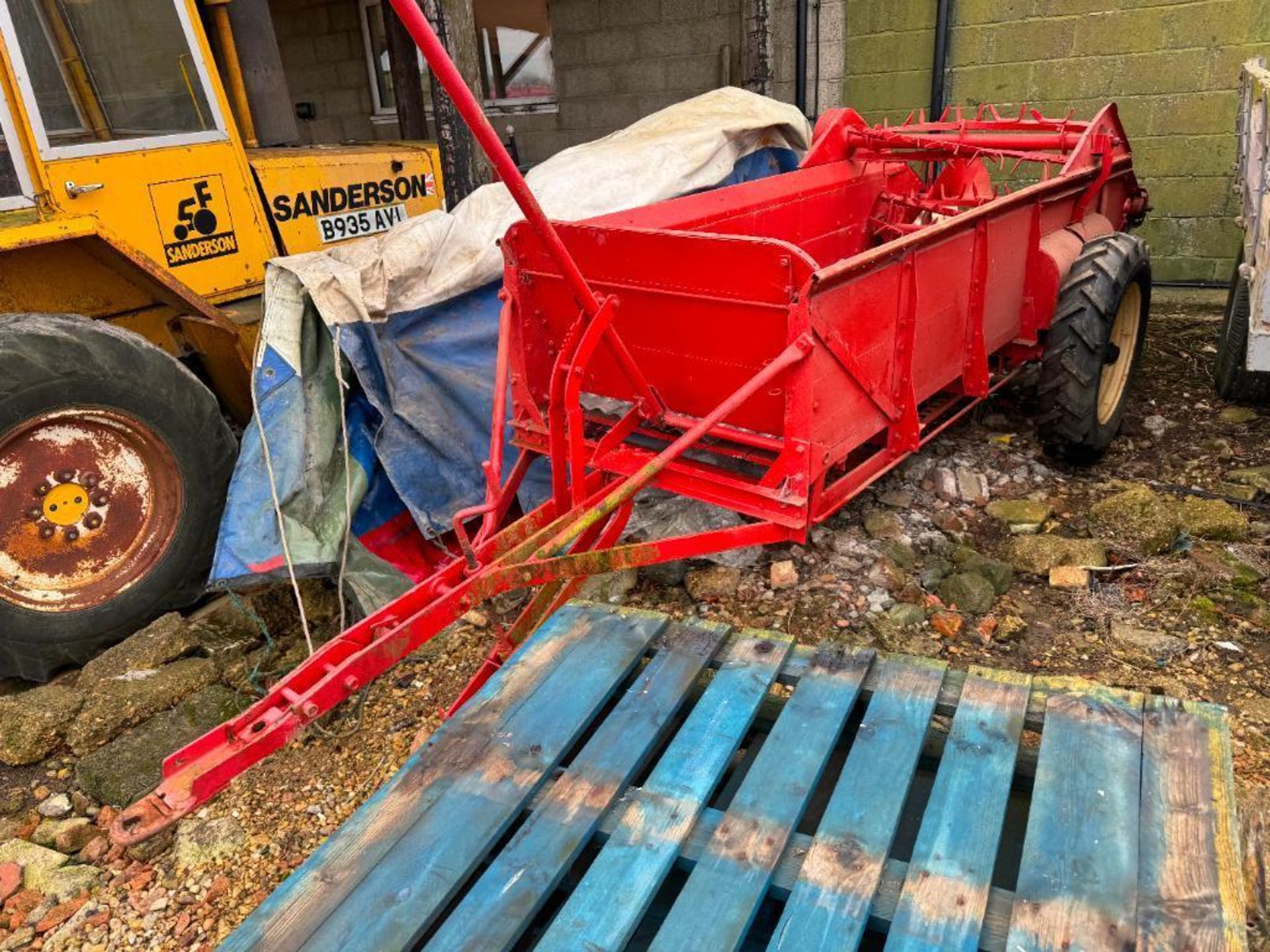 Massey Ferguson 712 rear discharge manure spreader single axle on 7.50-20 wheels and tyres. Serial N - Image 4 of 11