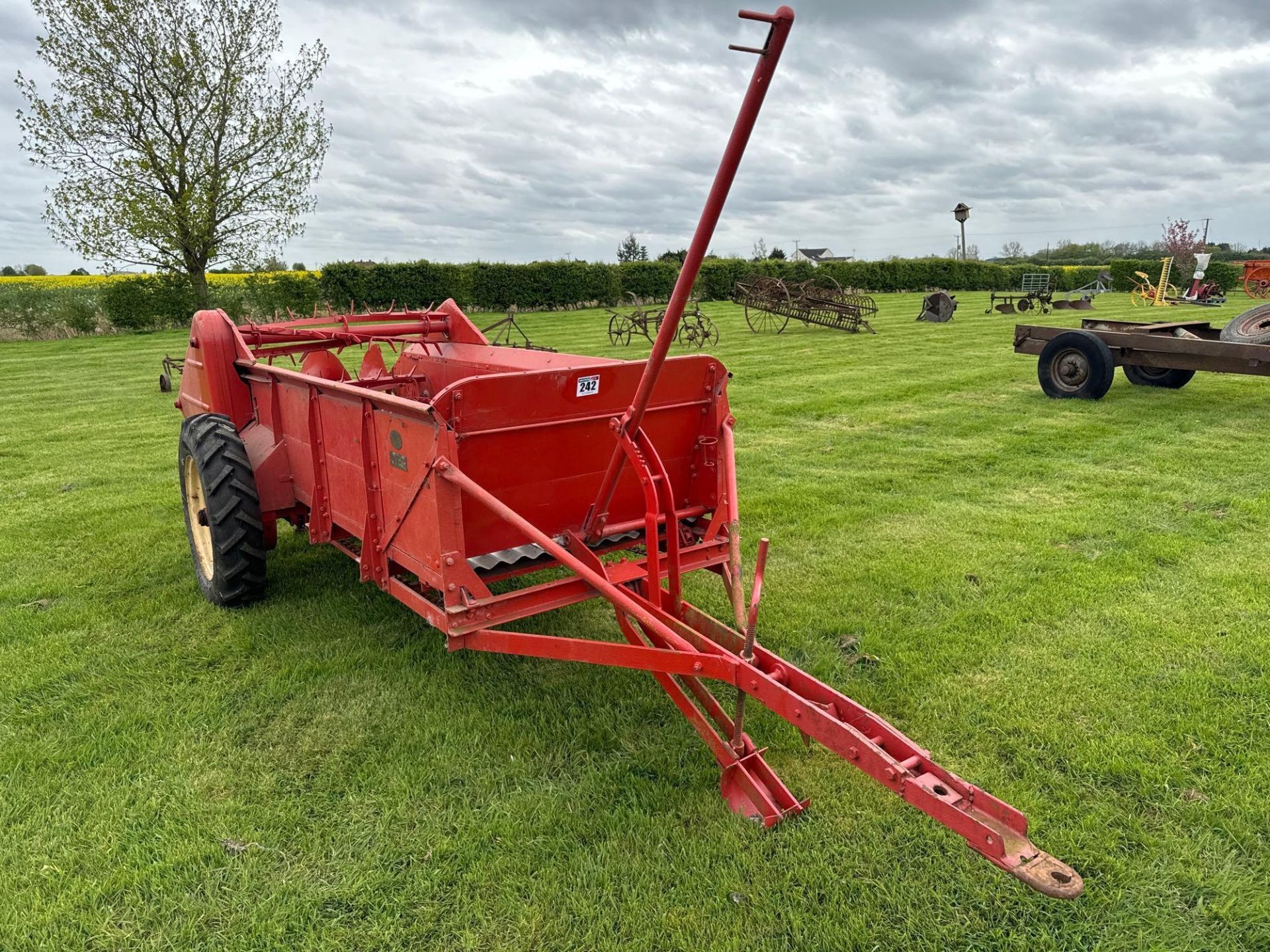 Massey Ferguson 712 rear discharge manure spreader single axle on 7.50-20 wheels and tyres. Serial N - Image 2 of 11