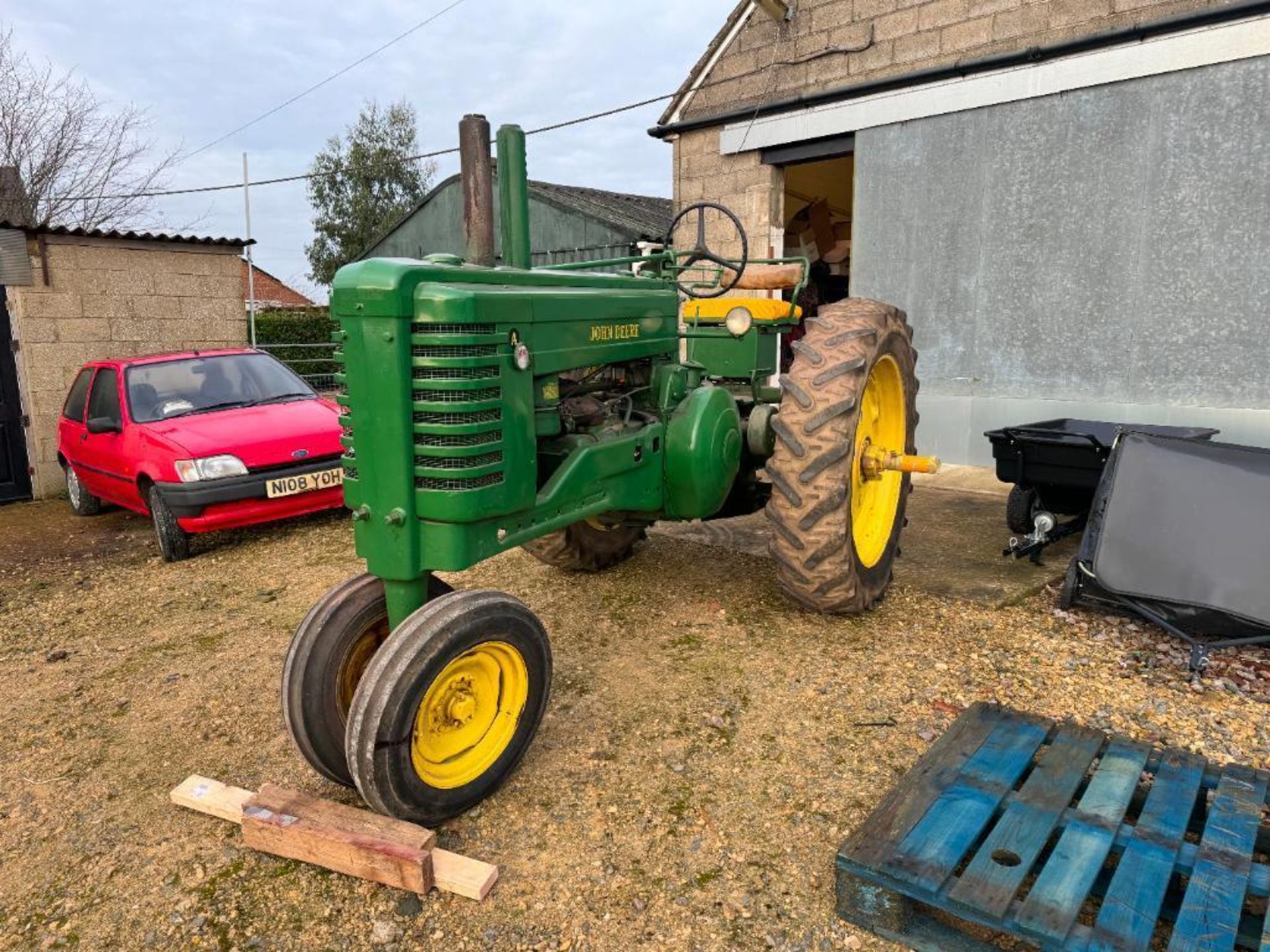 1948 John Deere Model A row crop tractor with side belt pulley, rear PTO and drawbar and twin front - Bild 2 aus 15