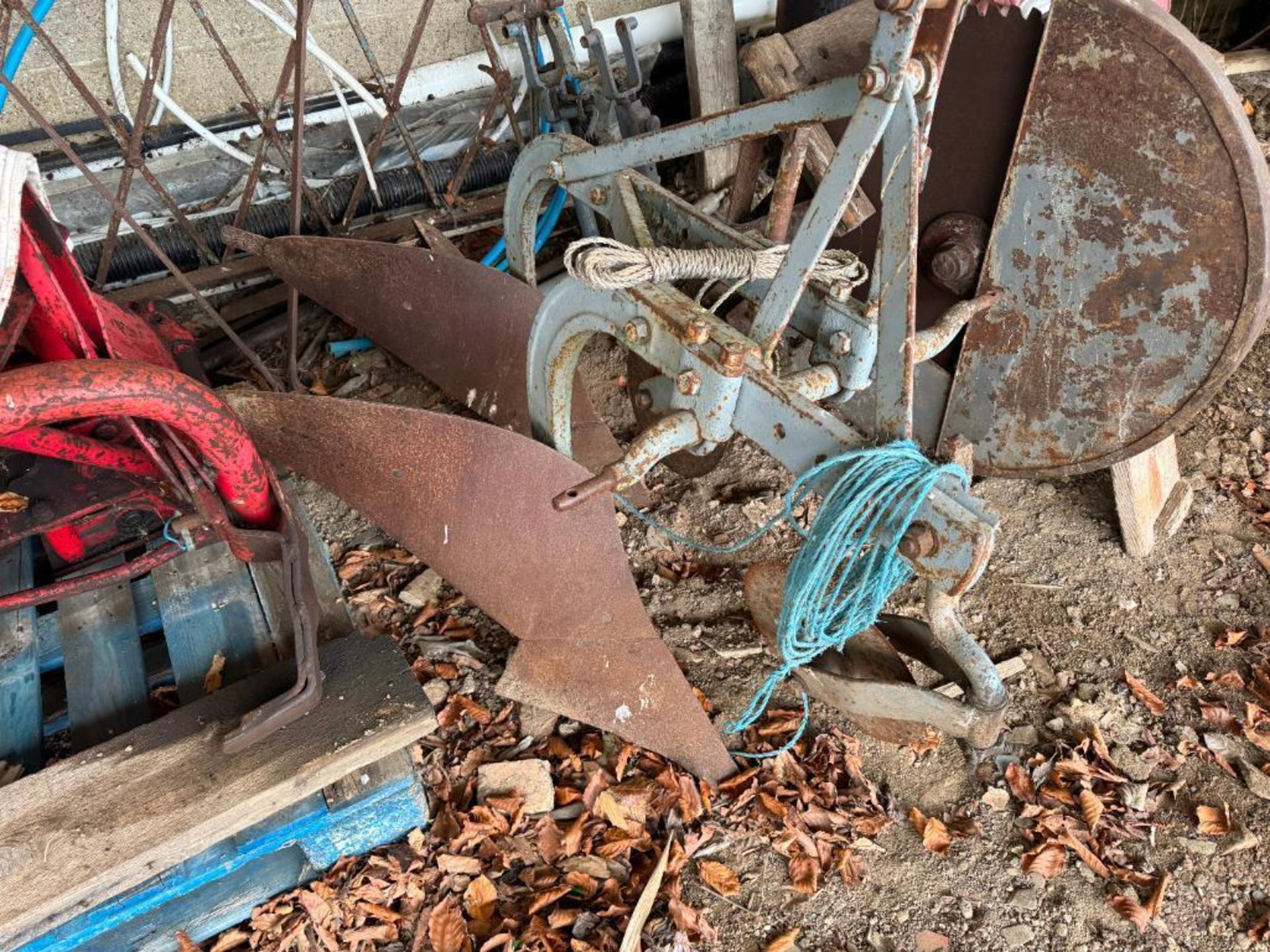 Ferguson 2 furrow conventional plough, linkage mounted - Image 3 of 3