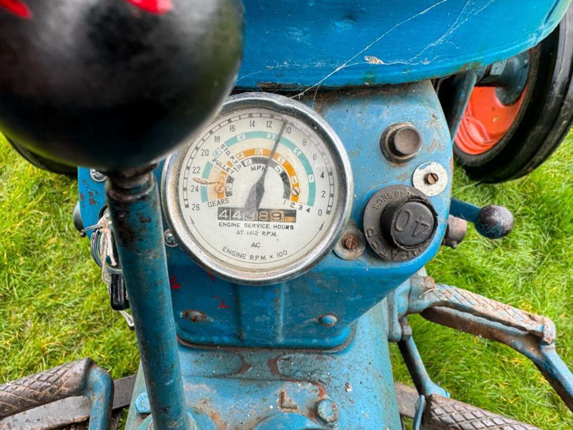 1962 Fordson Dexta 2wd diesel tractor with pick up hitch, rear linkage and rollbar on 12.4/11-28 rea - Image 10 of 14