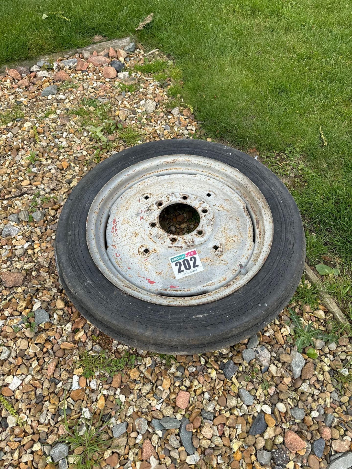 Single 4.00-19 wheel and tyre