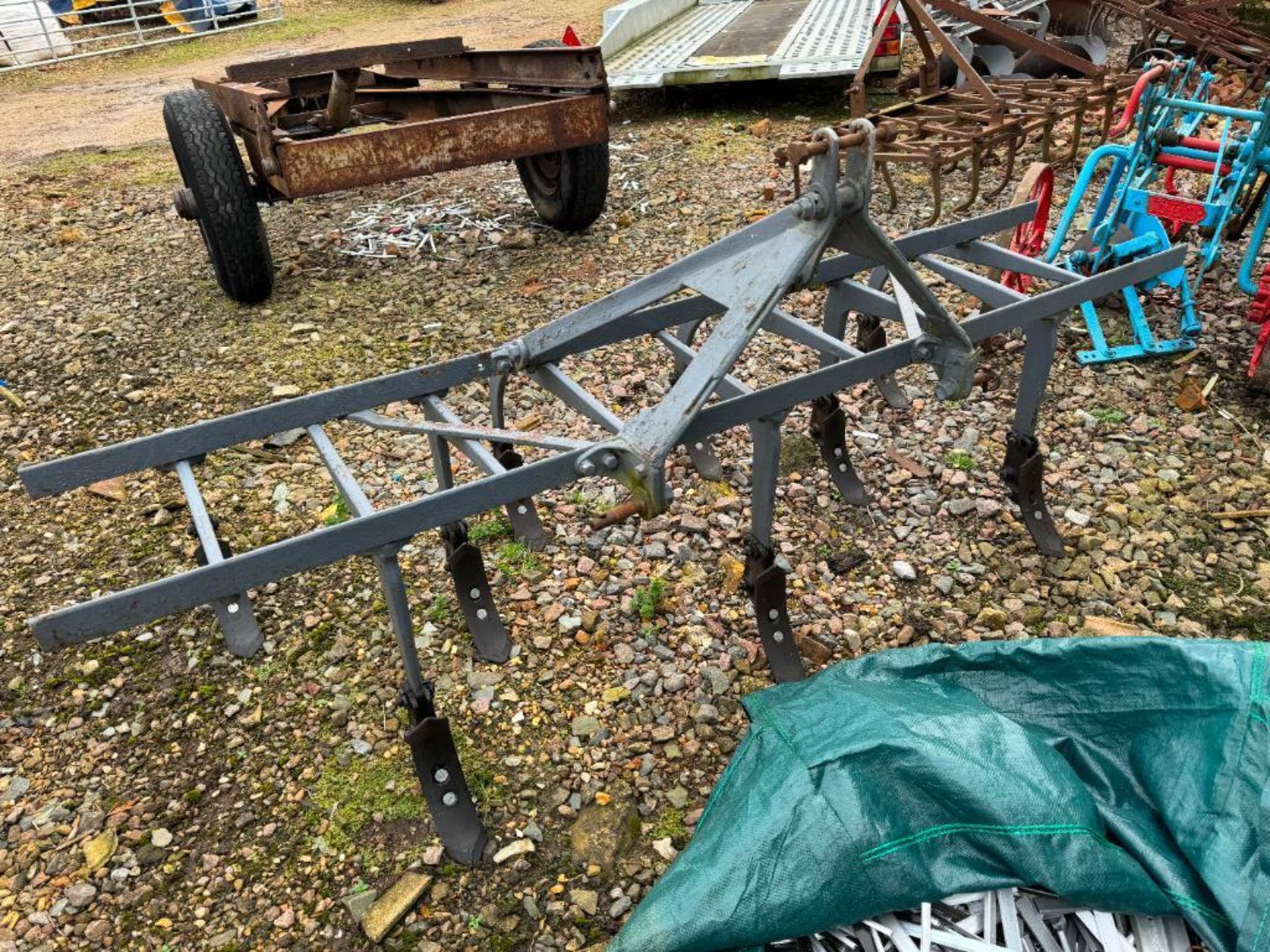 Ferguson 7' tool bar frame with 9No fixed tines - Image 3 of 3