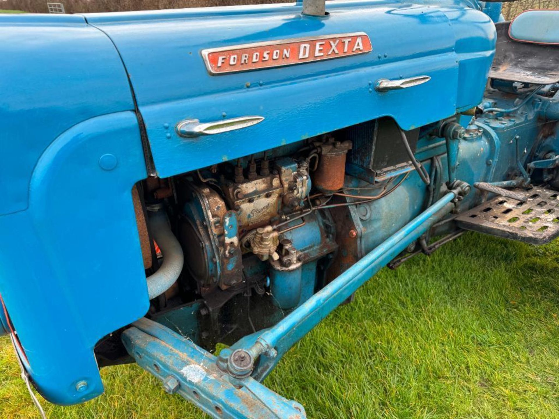 1962 Fordson Dexta 2wd diesel tractor with pick up hitch, rear linkage and rollbar on 12.4/11-28 rea - Bild 4 aus 14