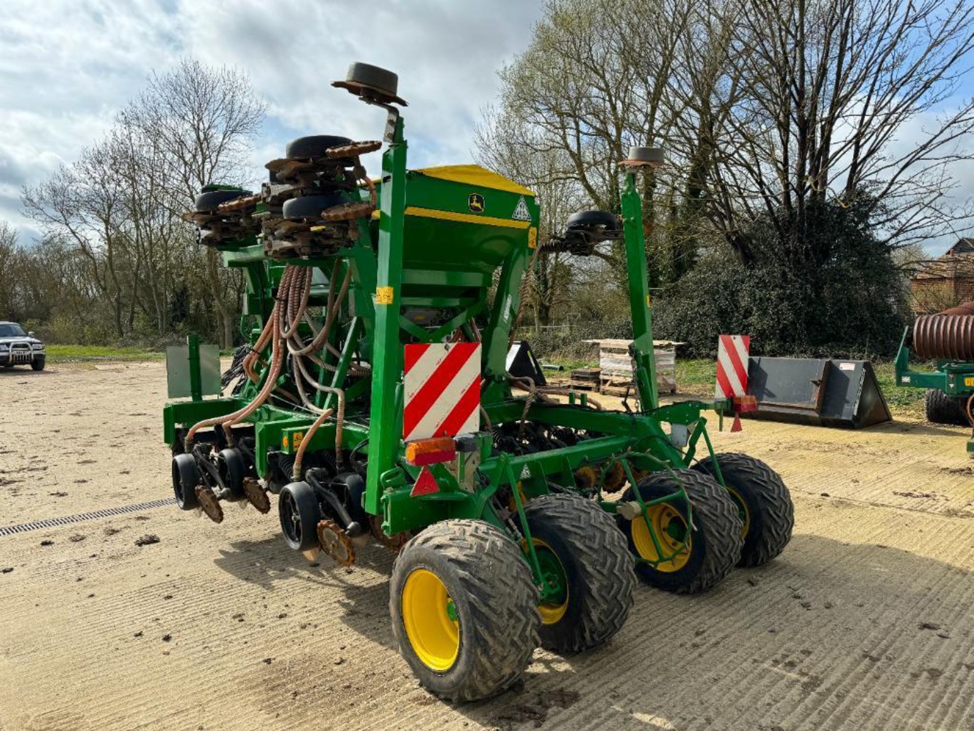 2016 John Deere 750A 4m hydraulic folding trailed direct drill with weighted Gutler wheels, spoked d - Image 7 of 13