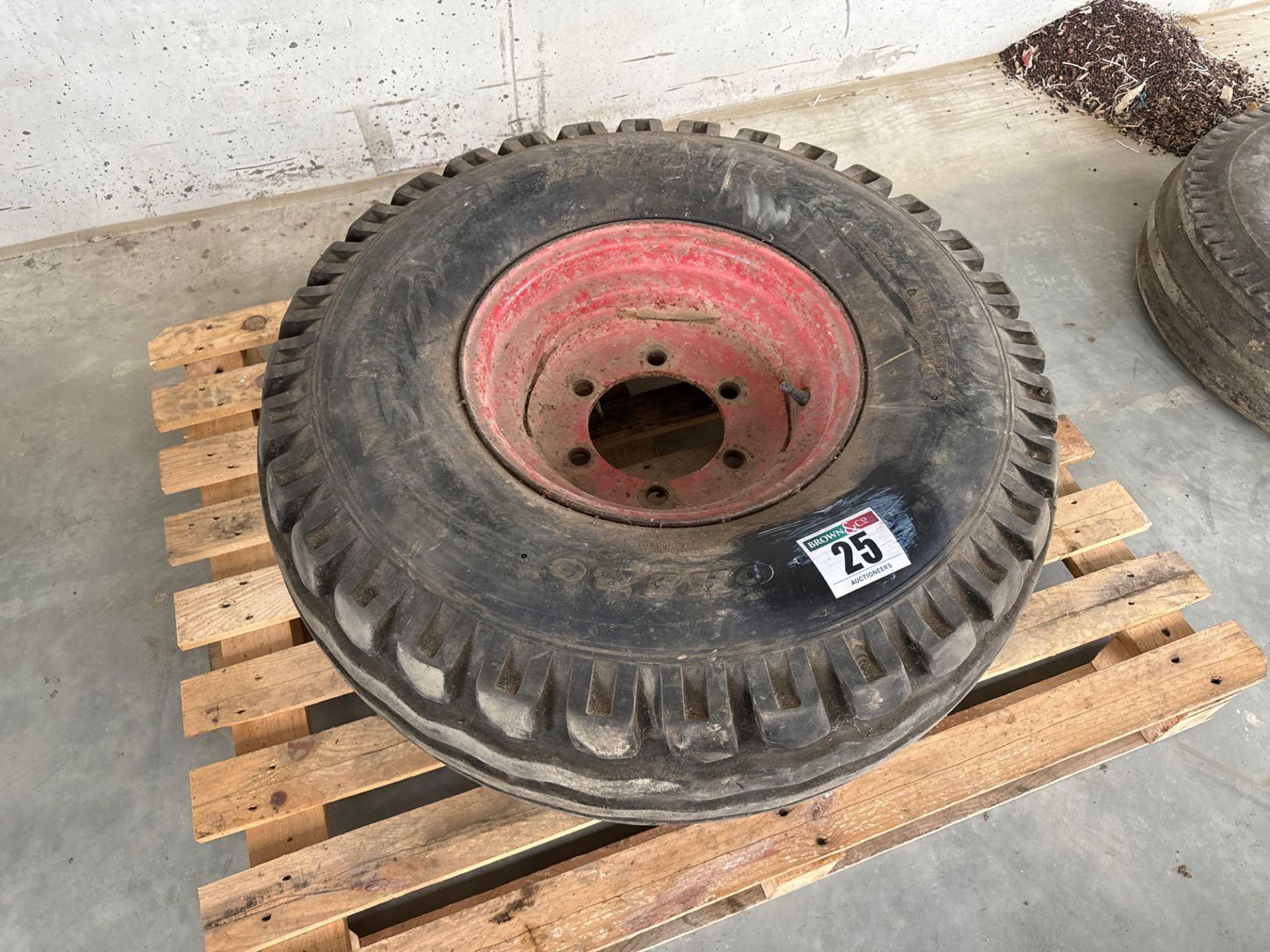 Single 12.5/80-15.3 wheel and tyre