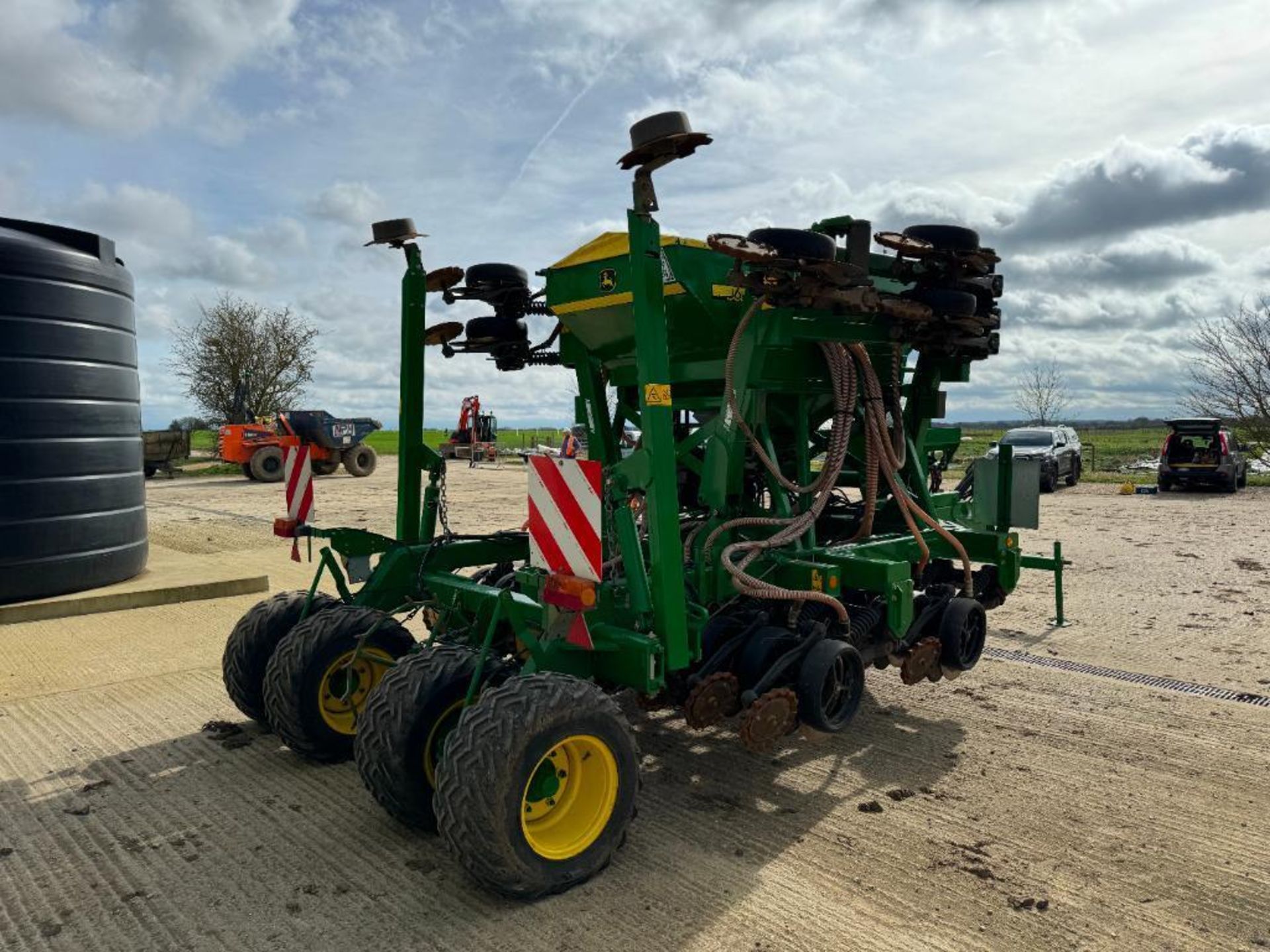 2016 John Deere 750A 4m hydraulic folding trailed direct drill with weighted Gutler wheels, spoked d - Image 6 of 13