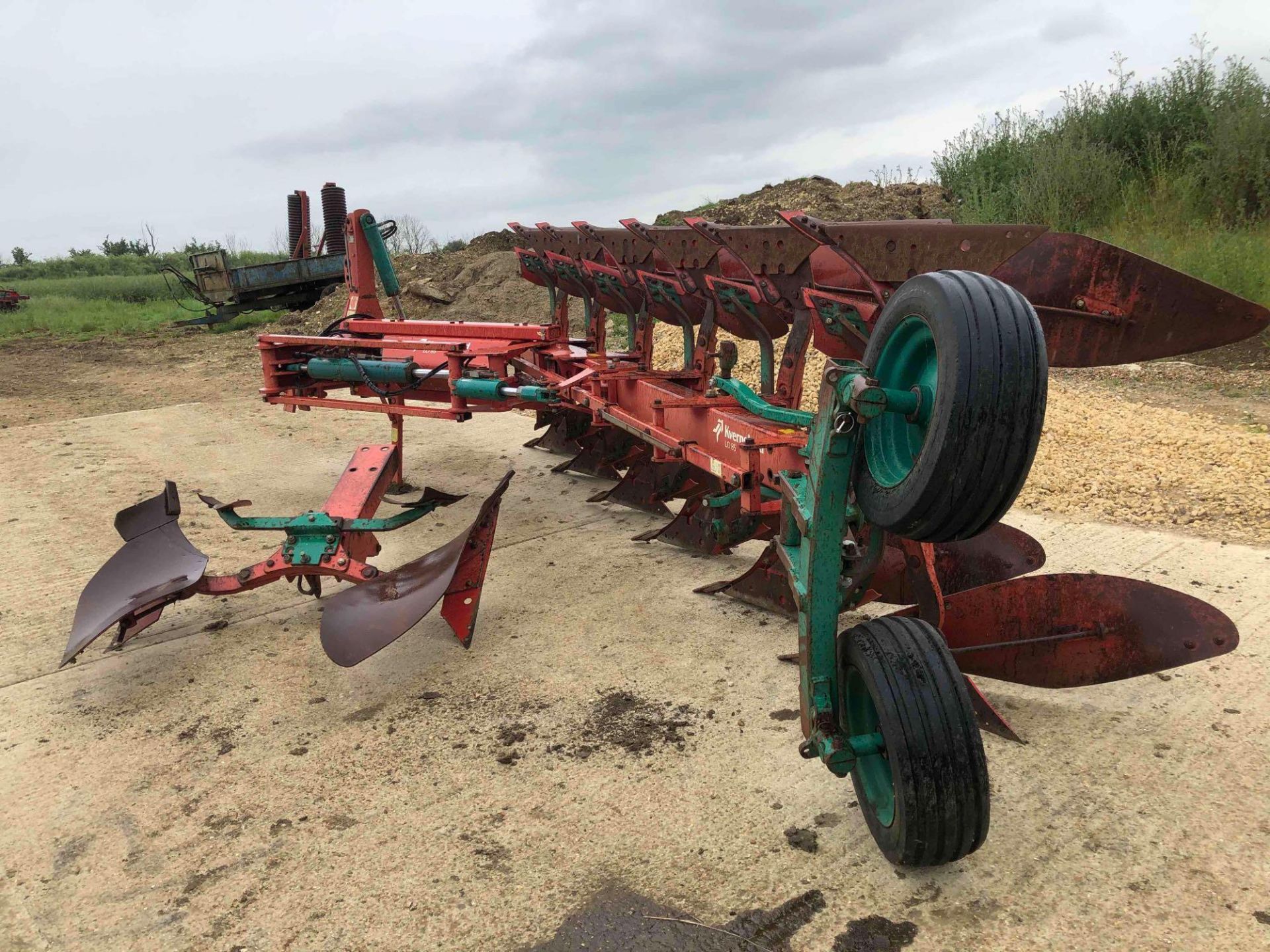 Kverneland LO85 6 furrow reversible on land/in furrow plough with skimmers and hydraulic vari-width, - Image 4 of 5