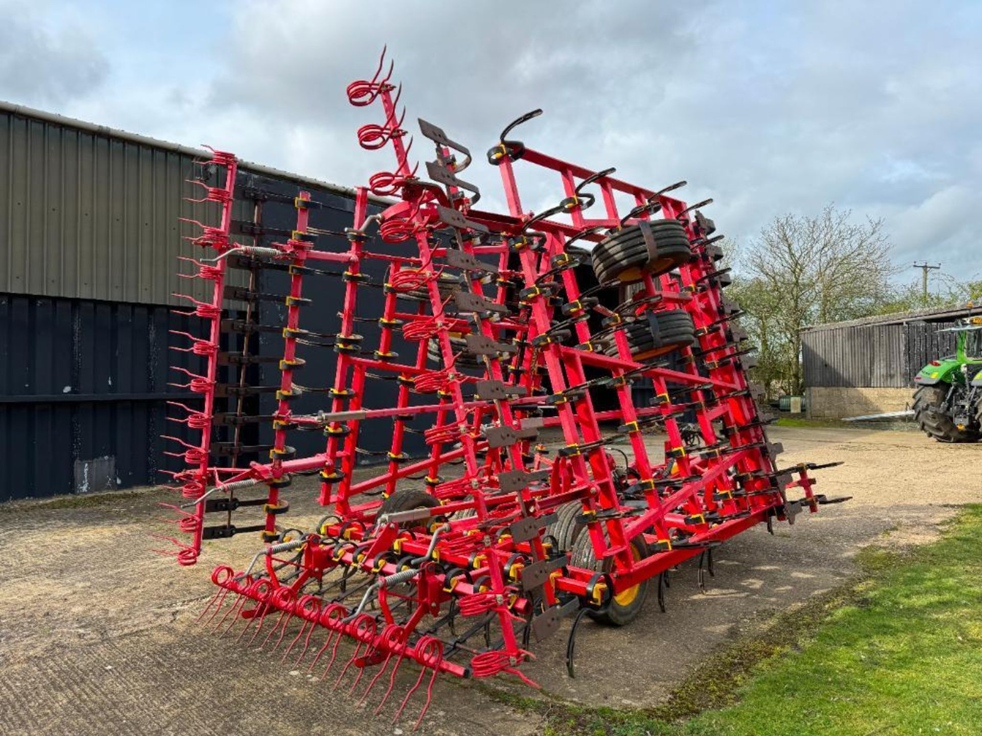 2011 Vaderstad NZ Aggressive NZA800 8m hydraulic folding springtine cultivator with leading paddles, - Image 6 of 9