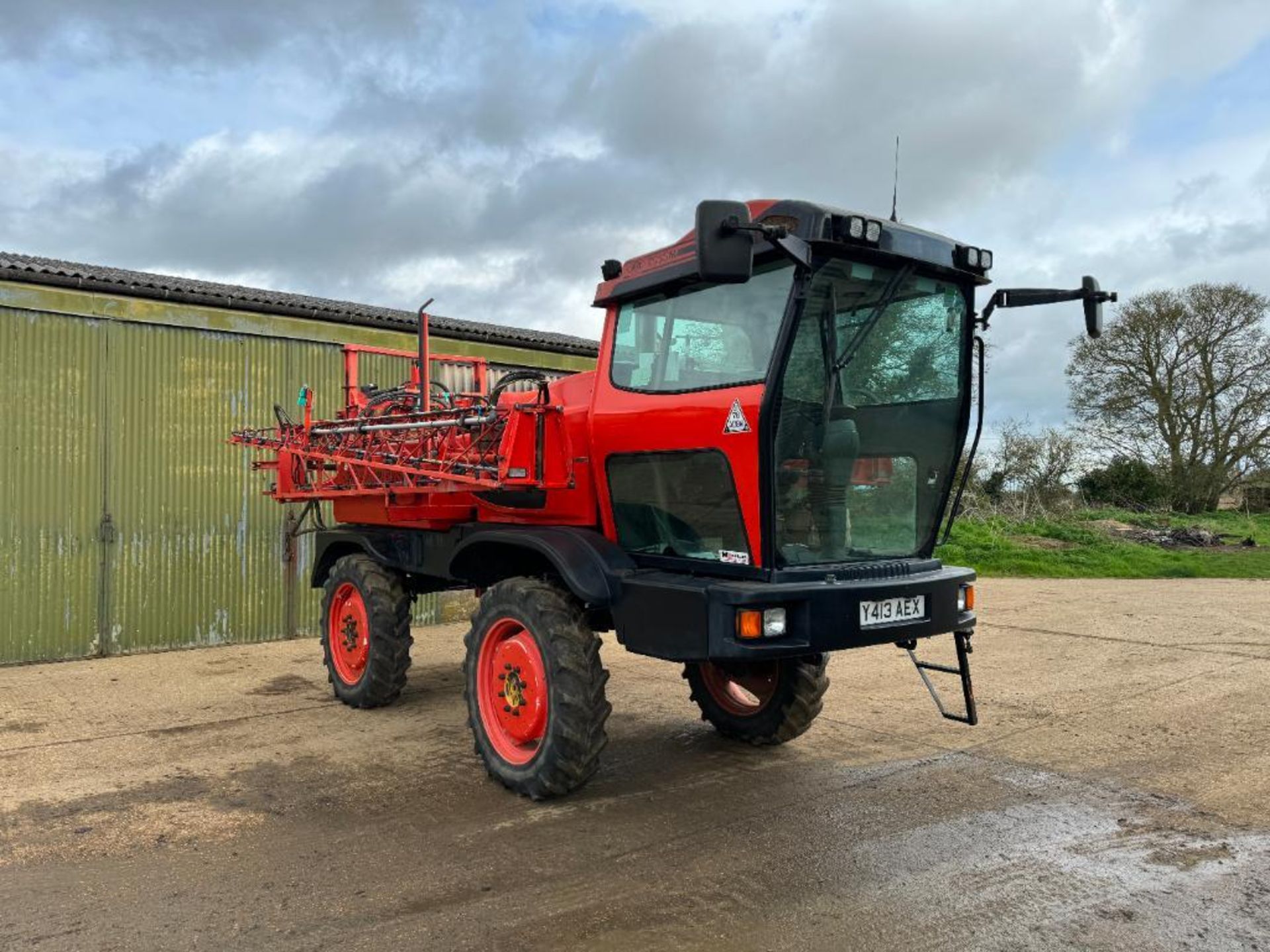 2001 SAM 3000M Lowline self-propelled 24m sprayer with 3000l tank, single line on 12.4R32 wheels and - Image 4 of 19