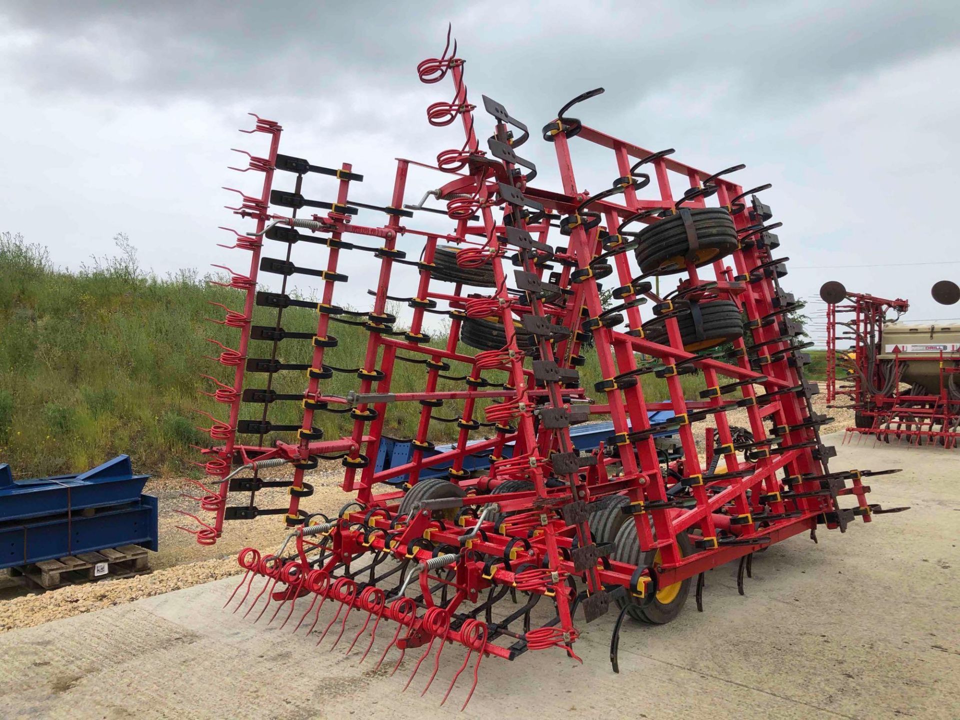 2011 Vaderstad NZ Aggressive NZA800 8m hydraulic folding springtine cultivator with leading paddles, - Image 13 of 15