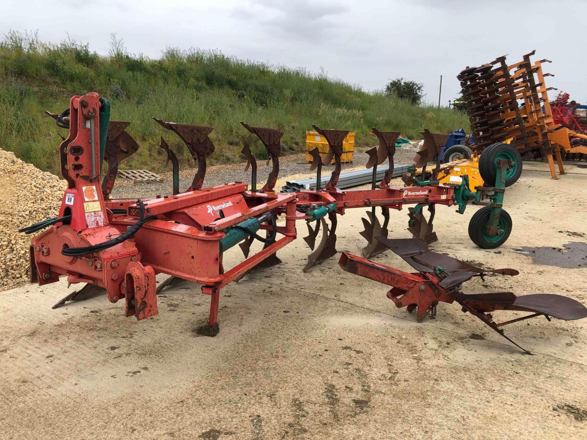 Kverneland LO85 6 furrow reversible on land/in furrow plough with skimmers and hydraulic vari-width,