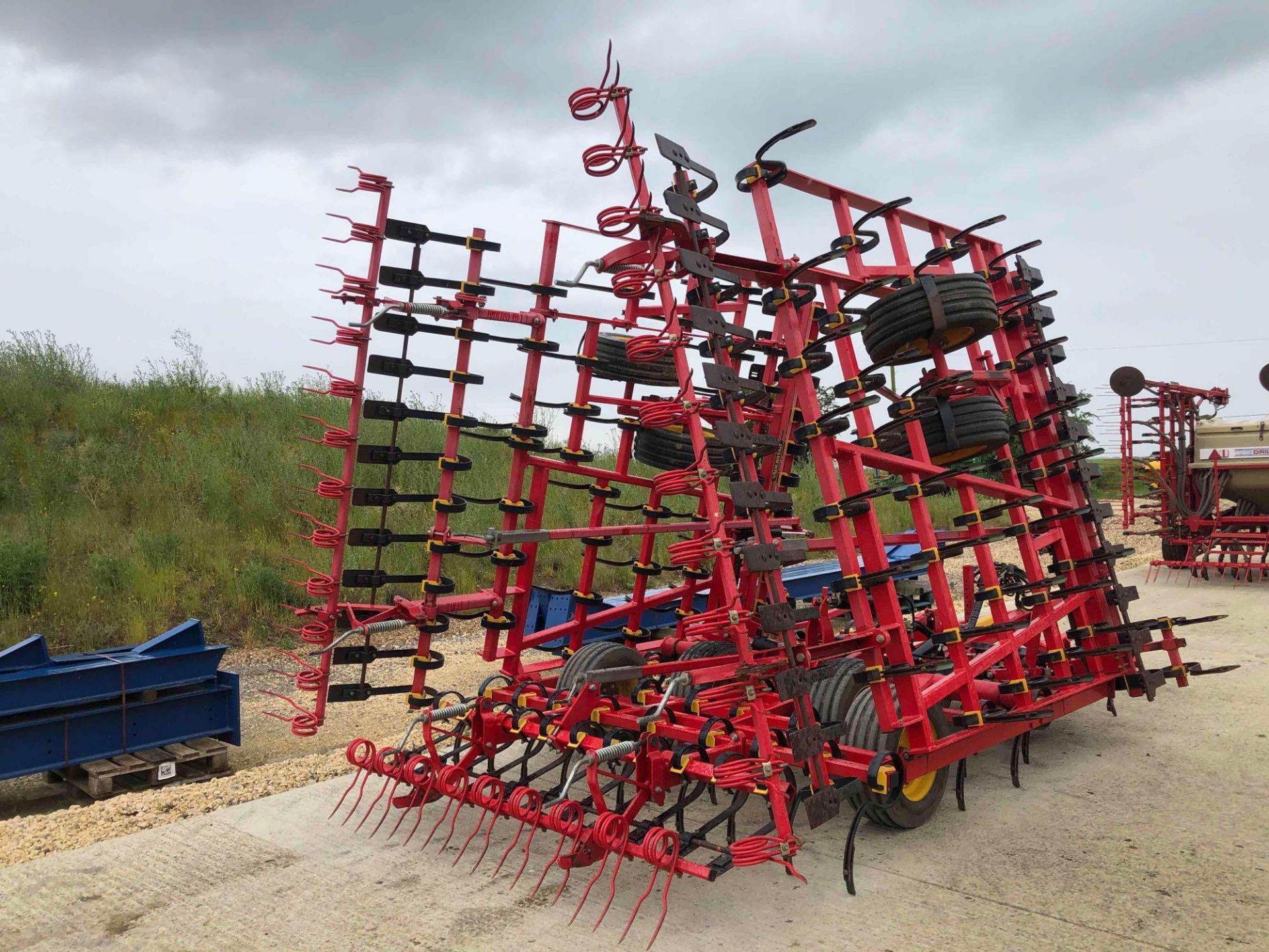 2011 Vaderstad NZ Aggressive NZA800 8m hydraulic folding springtine cultivator with leading paddles, - Image 12 of 15